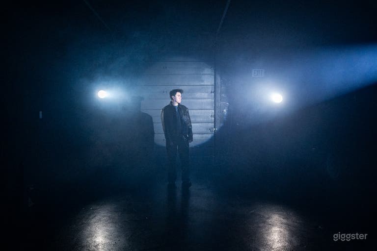  THE BLACK BOX with Flexible Set Design 