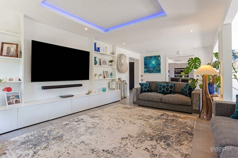  Sleek Modern Property with Natural Light — Film Set Ready 