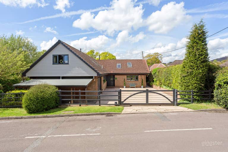  Sleek Modern Property with Natural Light — Film Set Ready 