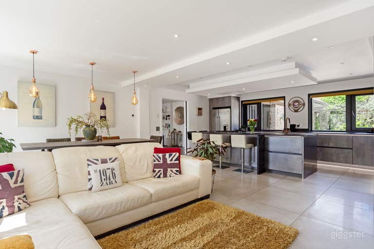  Sleek Modern Property with Natural Light — Film Set Ready 