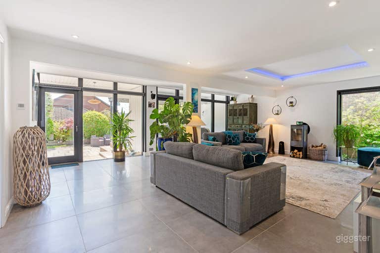  Sleek Modern Property with Natural Light — Film Set Ready 