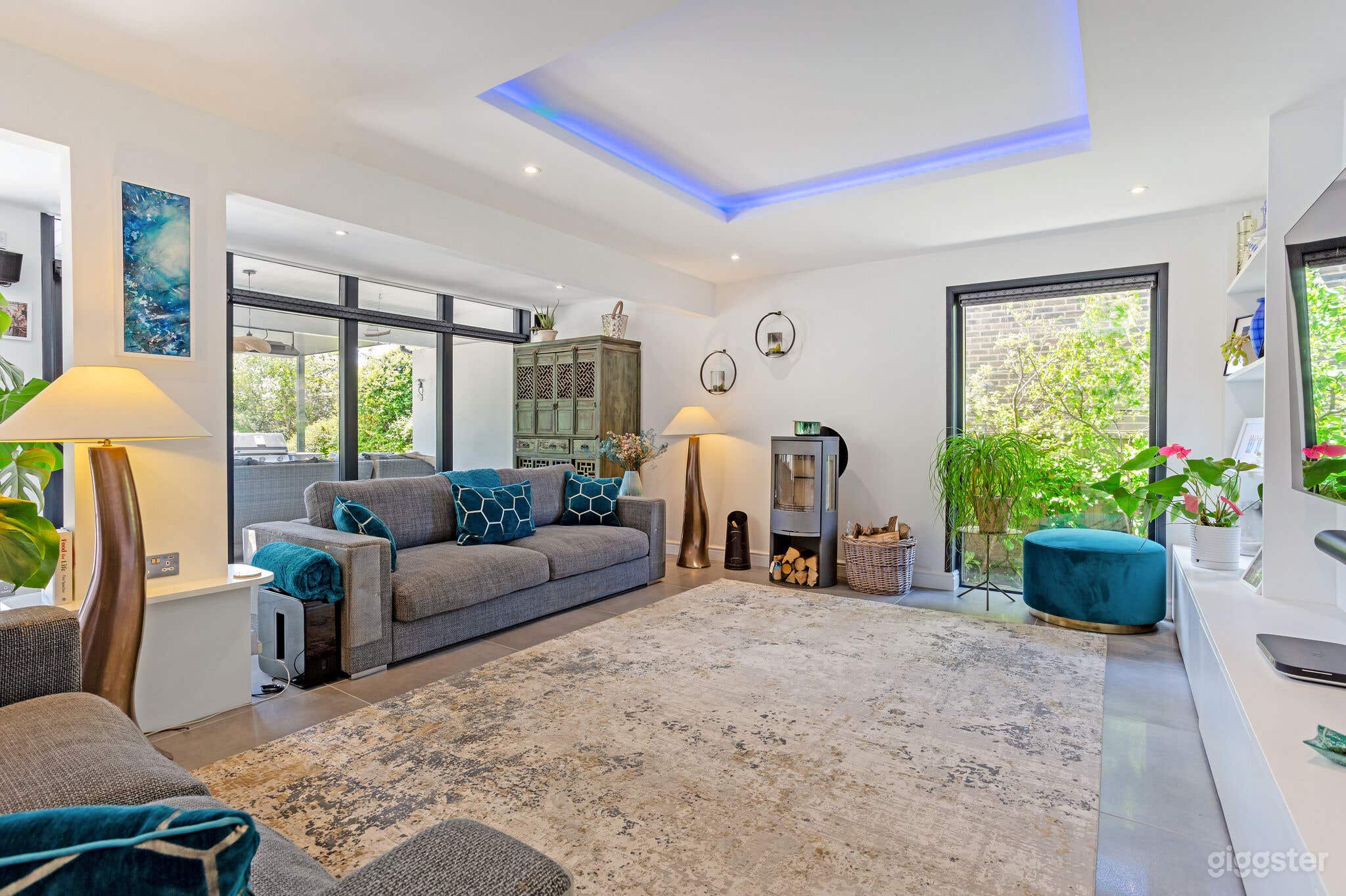 Sleek Modern Property with Natural Light — Film Set Ready Photo 2