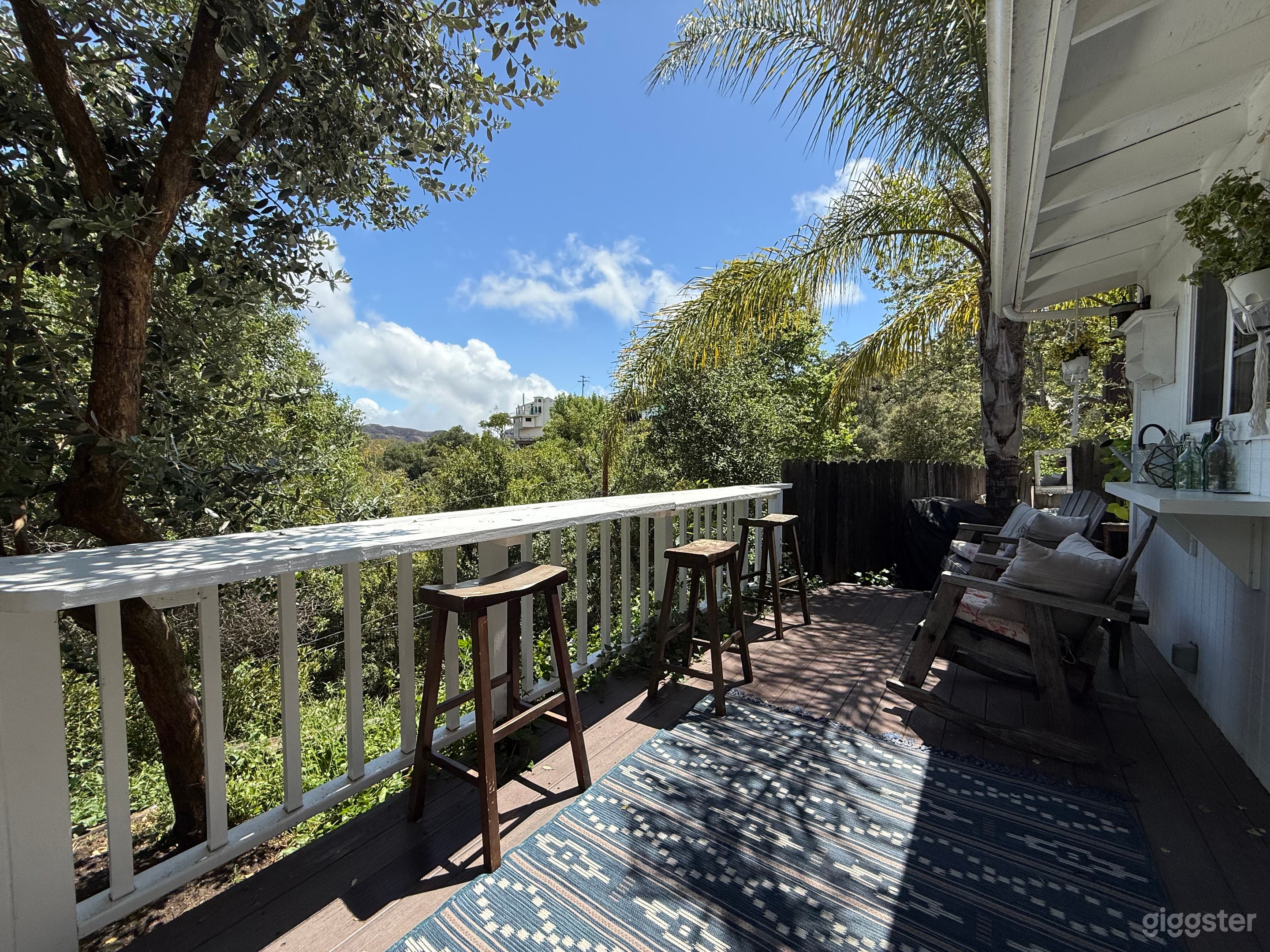Farmhouse Themed Guesthouse w Outdoor Clawfoot Tub Photo 2