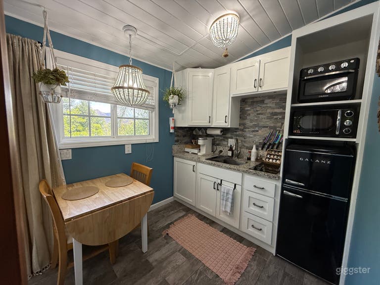  Farmhouse Themed Guesthouse w Outdoor Clawfoot Tub 