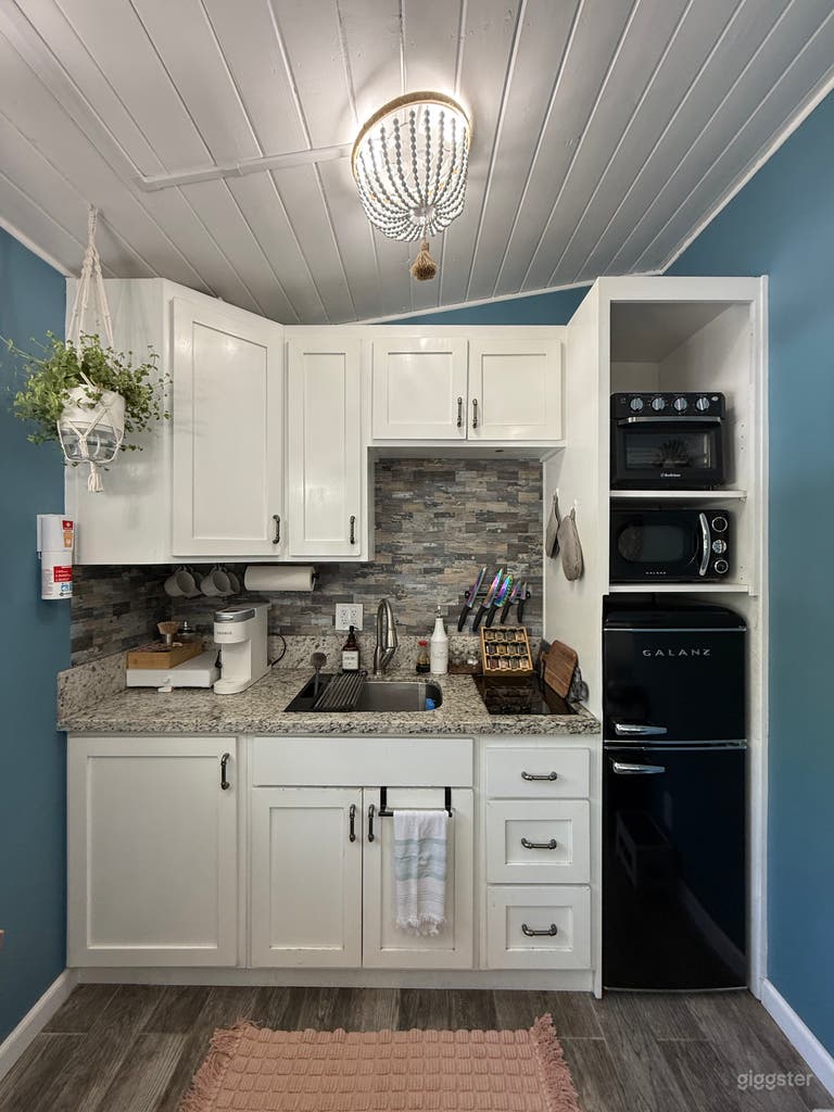  Farmhouse Themed Guesthouse w Outdoor Clawfoot Tub 