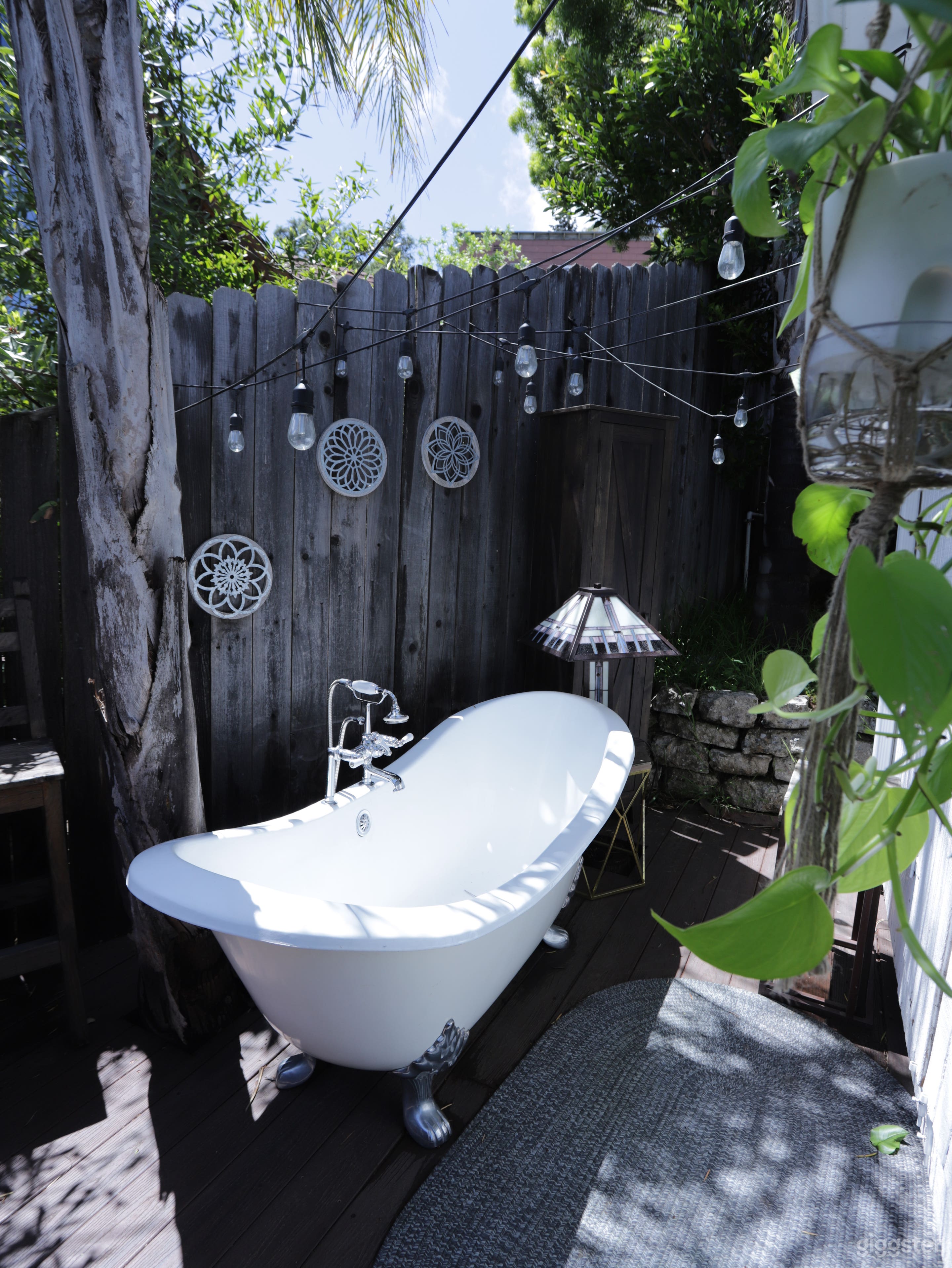Farmhouse Themed Guesthouse w Outdoor Clawfoot Tub Photo 1