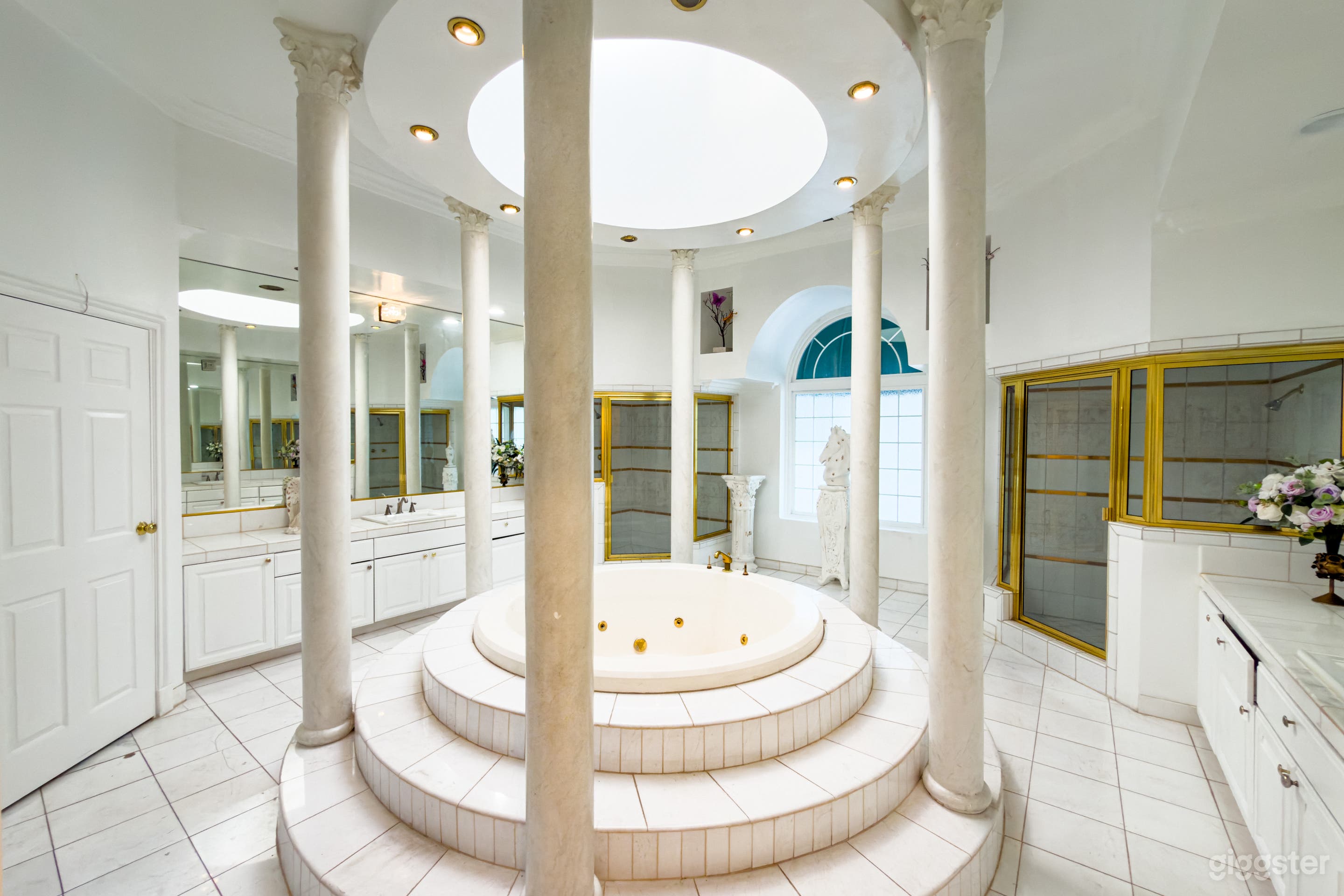 Elvis-Inspired Mansion with Roman Columns, Pool & Ballroom Photo 2