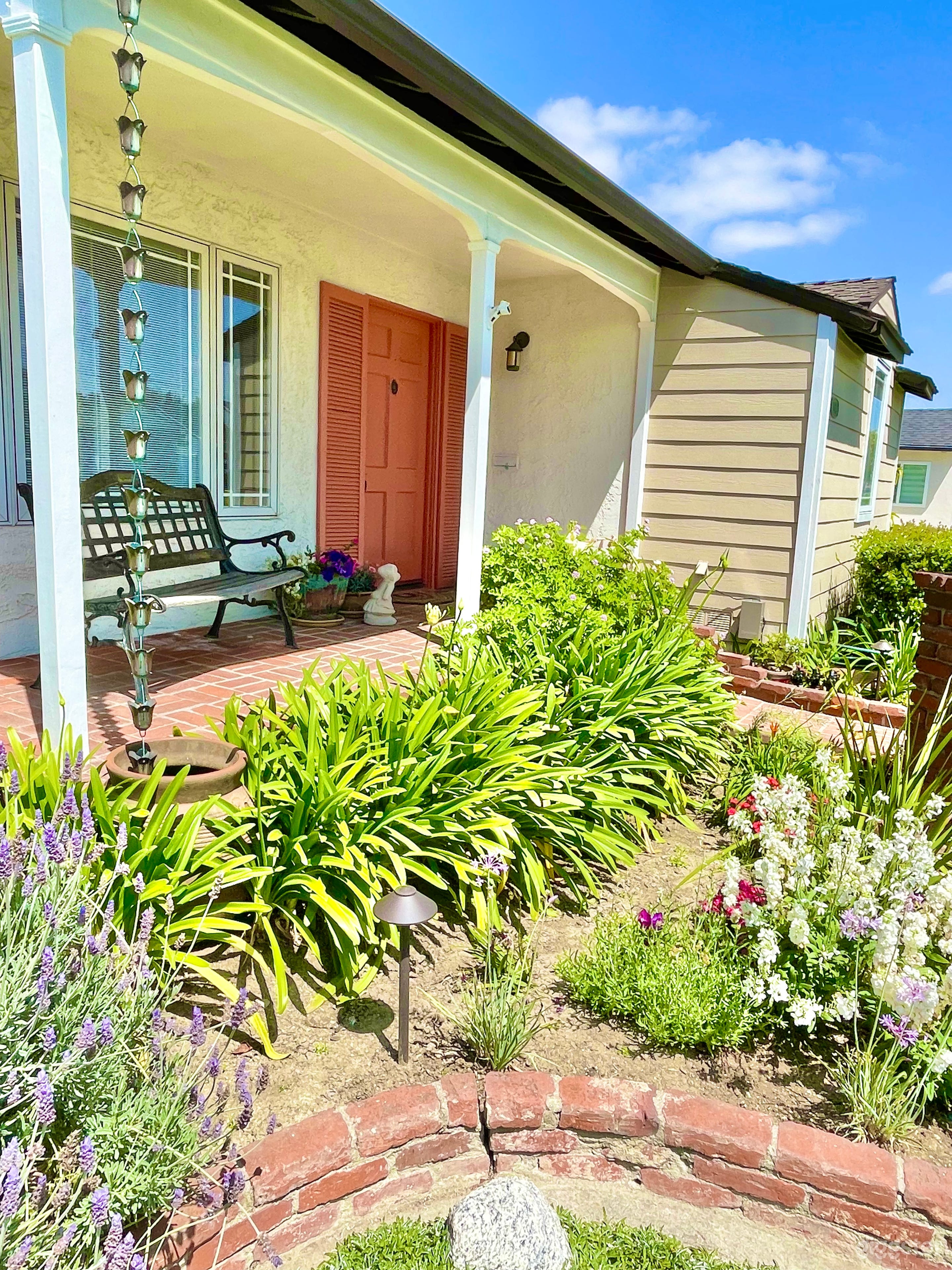 1946 cozy and well-kept home with a lovely yard  Photo 3