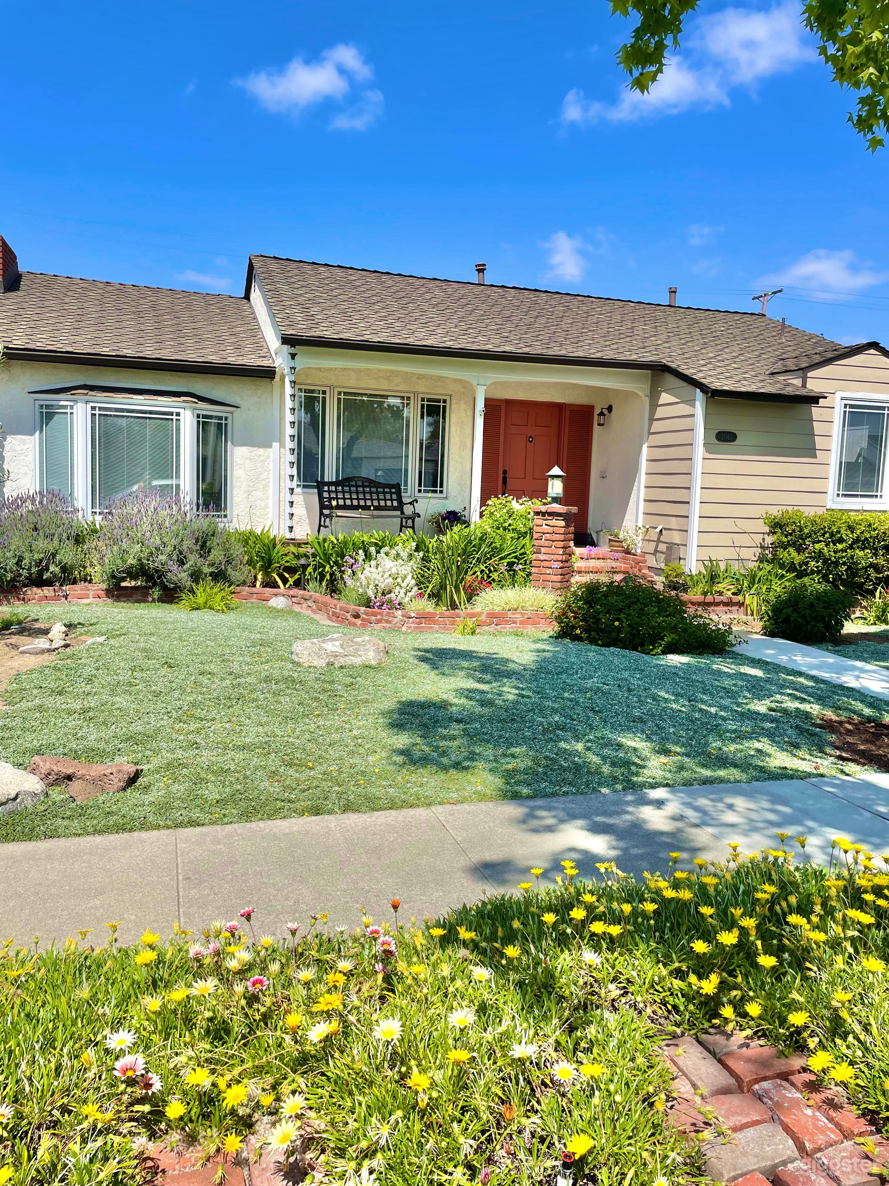 1946 cozy and well-kept home with a lovely yard  Photo 2