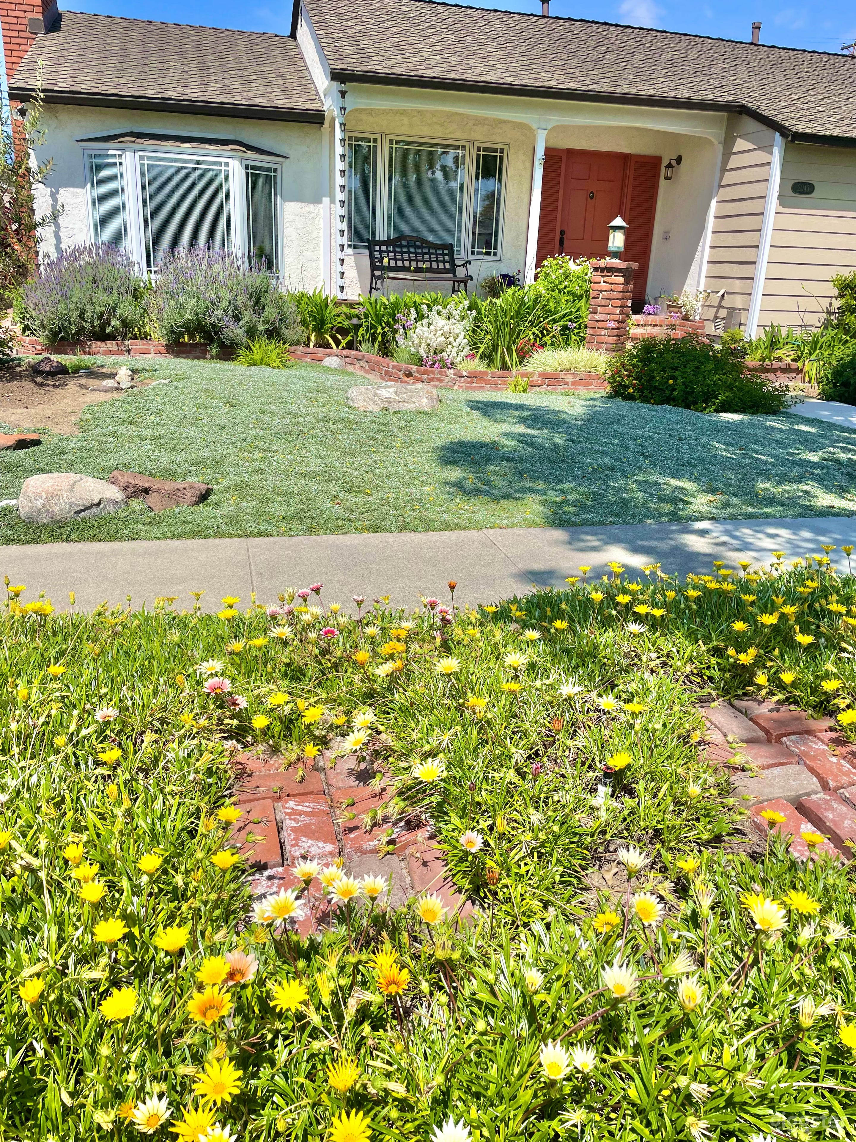 1946 cozy and well-kept home with a lovely yard  Photo 4