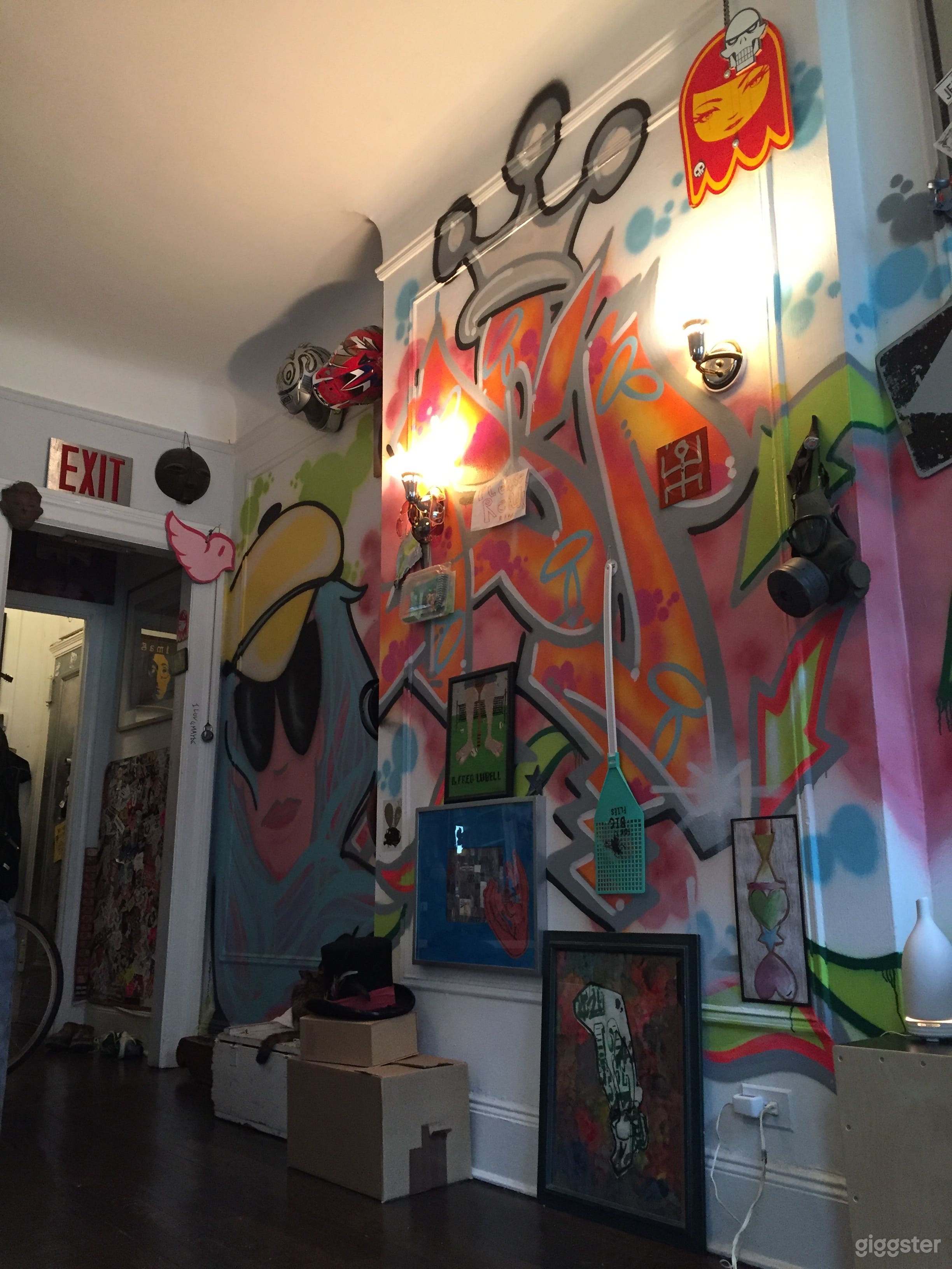 Uptown Pre-War apt/downtown alley/gallery decor Photo 4