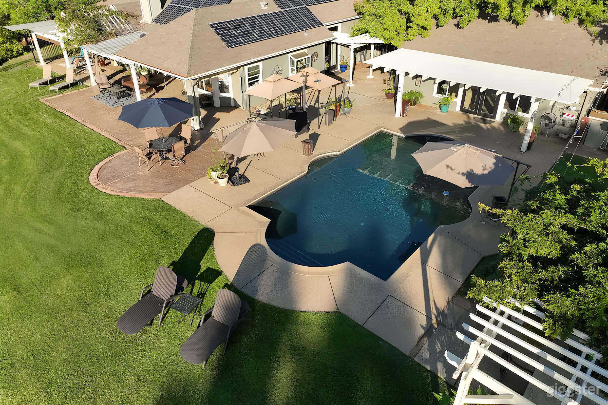 Unique and Family-Friendly Home with Pool &amp; Sunset Views in Newcastle Photo 2