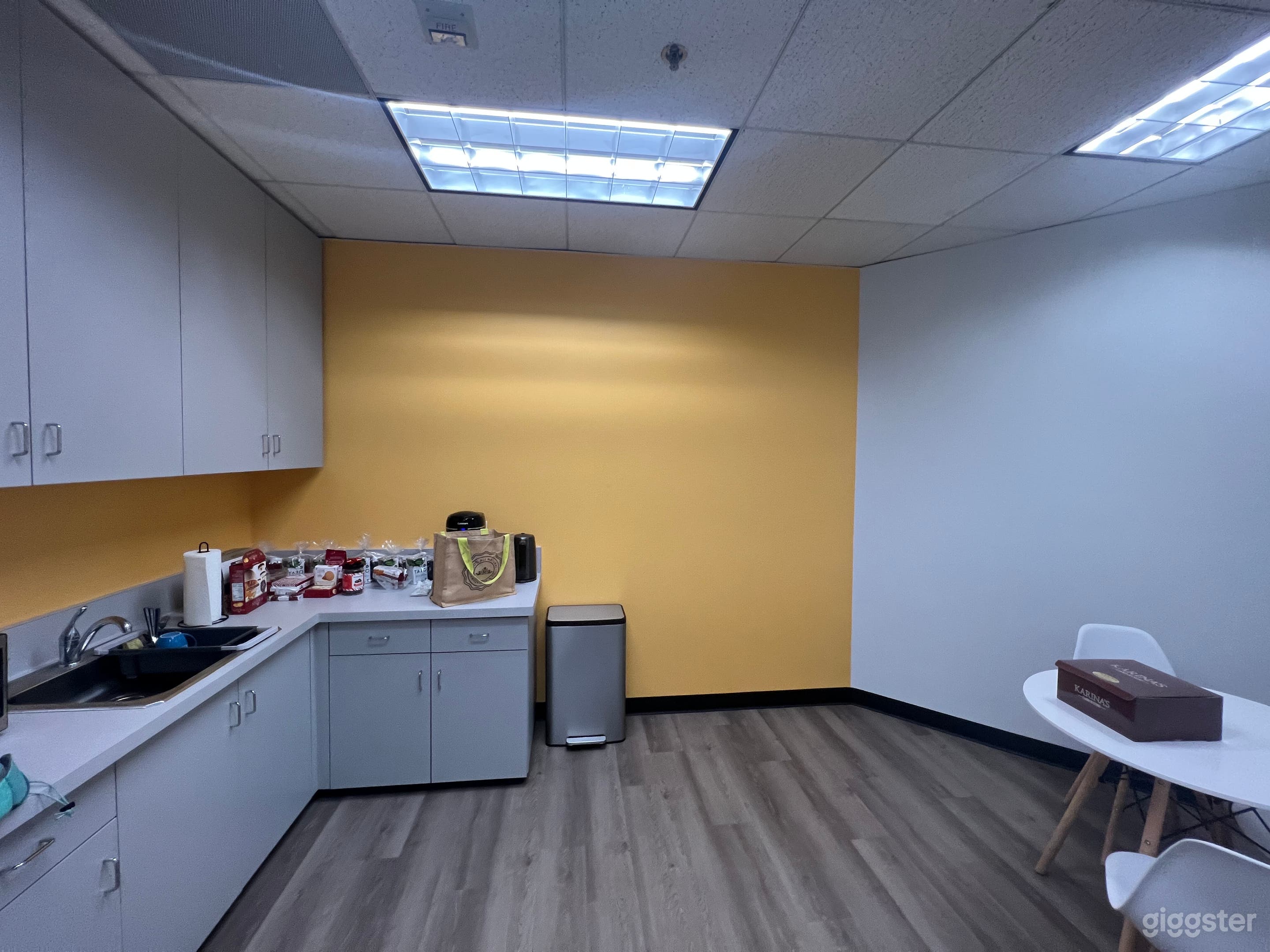 Huge doctors and medical offices  Photo 2