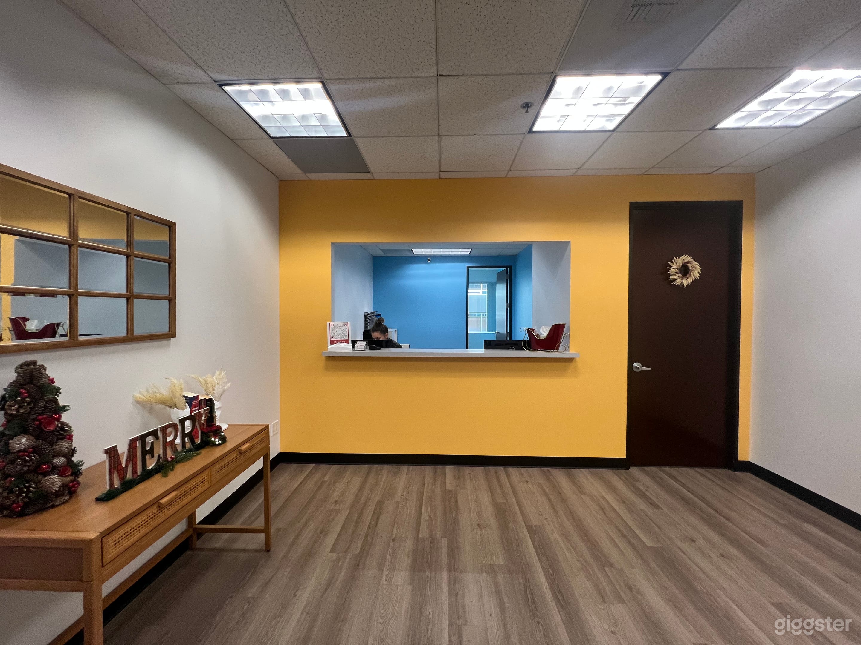 Huge doctors and medical offices  Photo 1