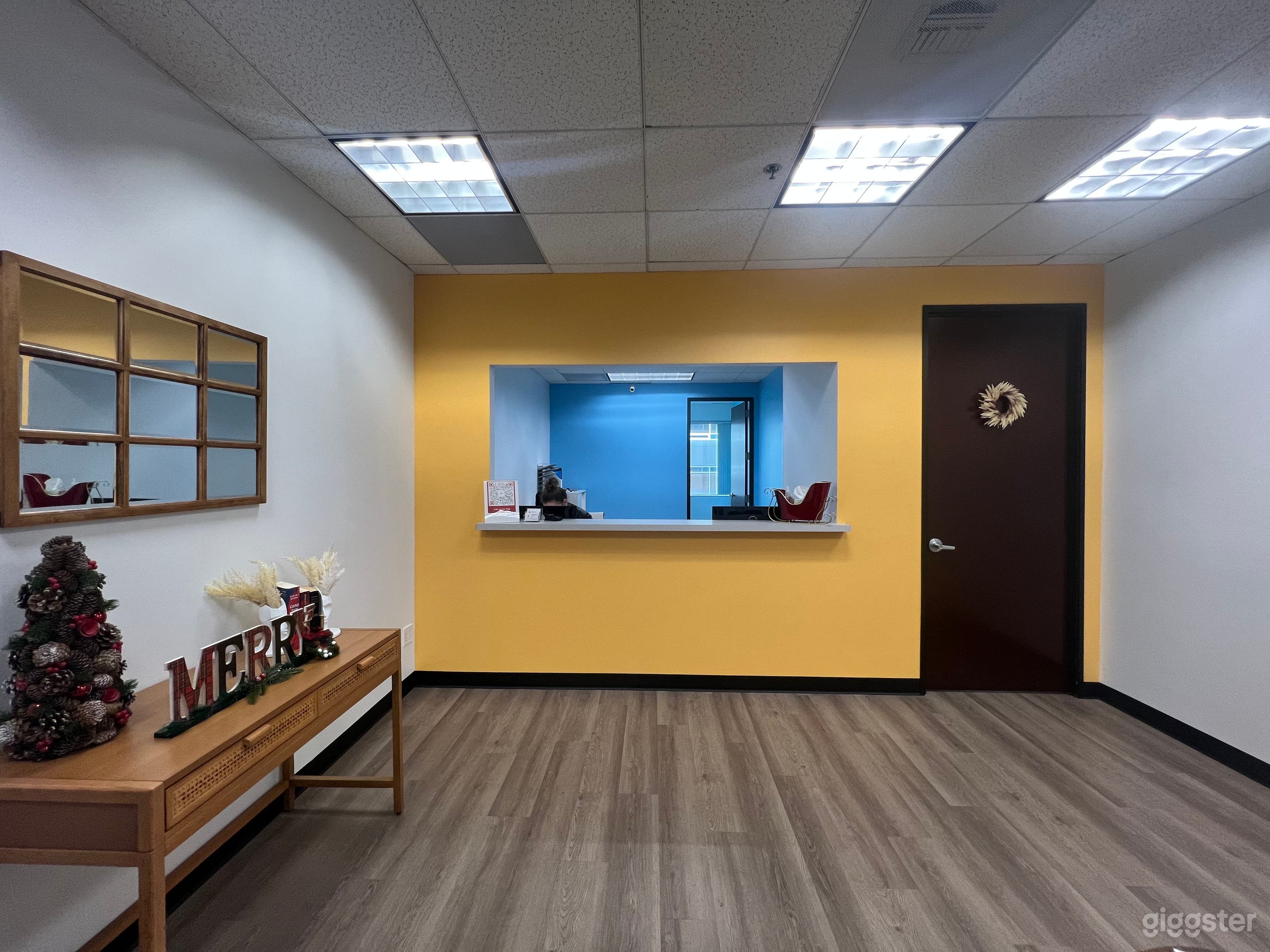 Huge doctors and medical offices  Photo 4