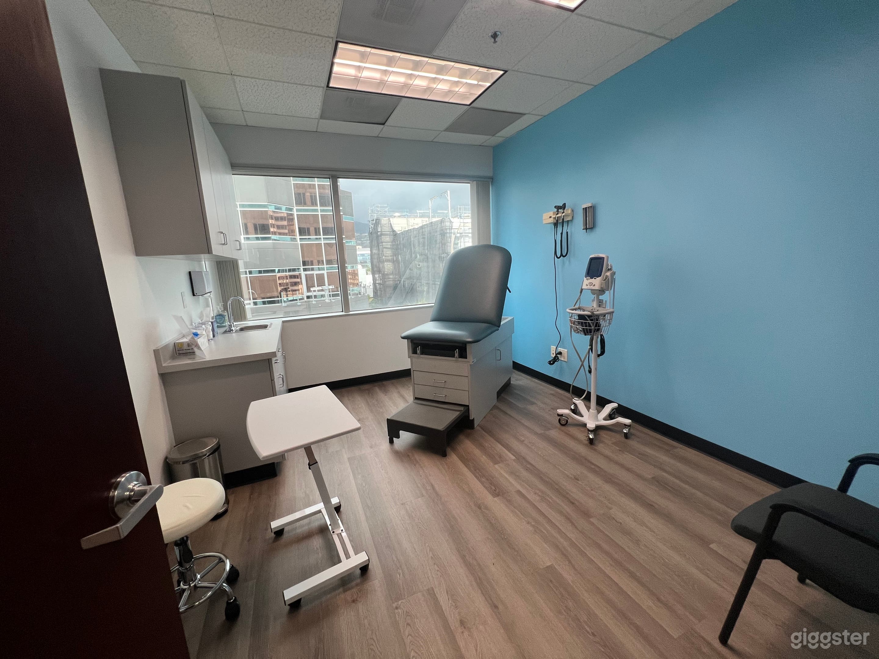 Huge doctors and medical offices  Photo 3