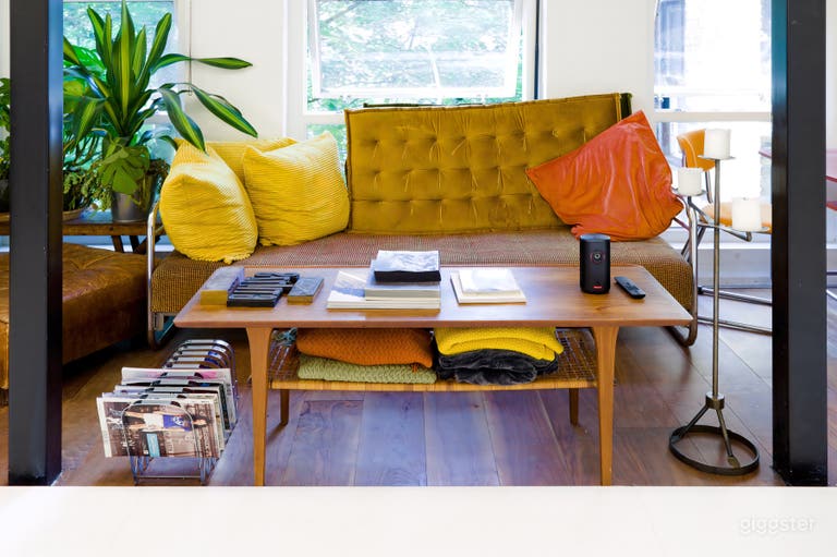  Nice daylight, lush plants and comfy furnishings 