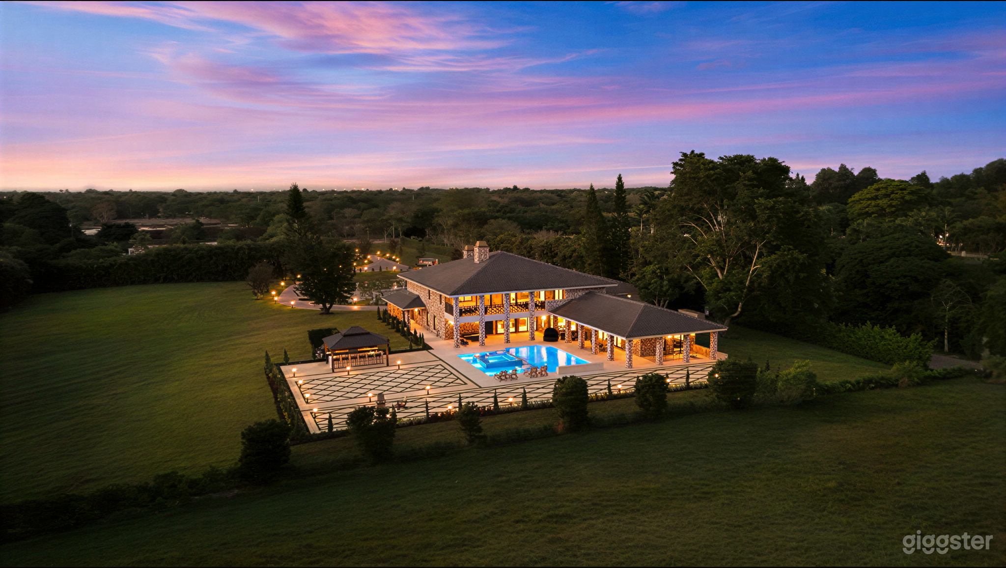 12,400 Sqft Luxury Mansion on 3 Private Acres Photo 2