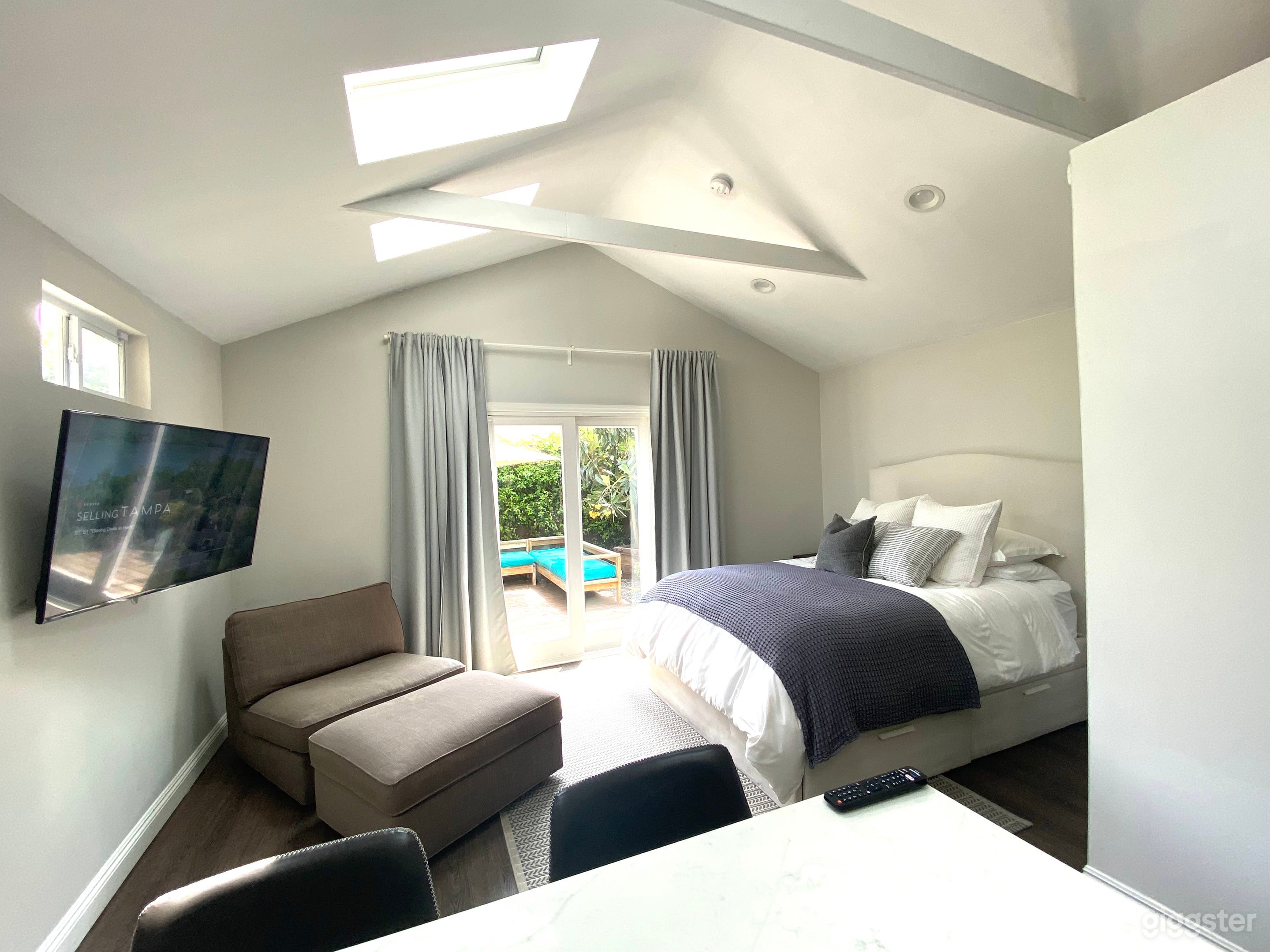 Beautiful Guest house with Tons of Natural Light!! Photo 3