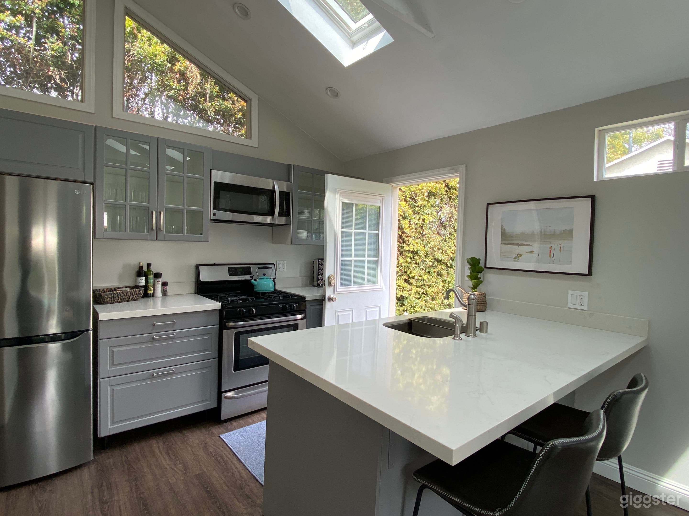 Beautiful Guest house with Tons of Natural Light!! Photo 2