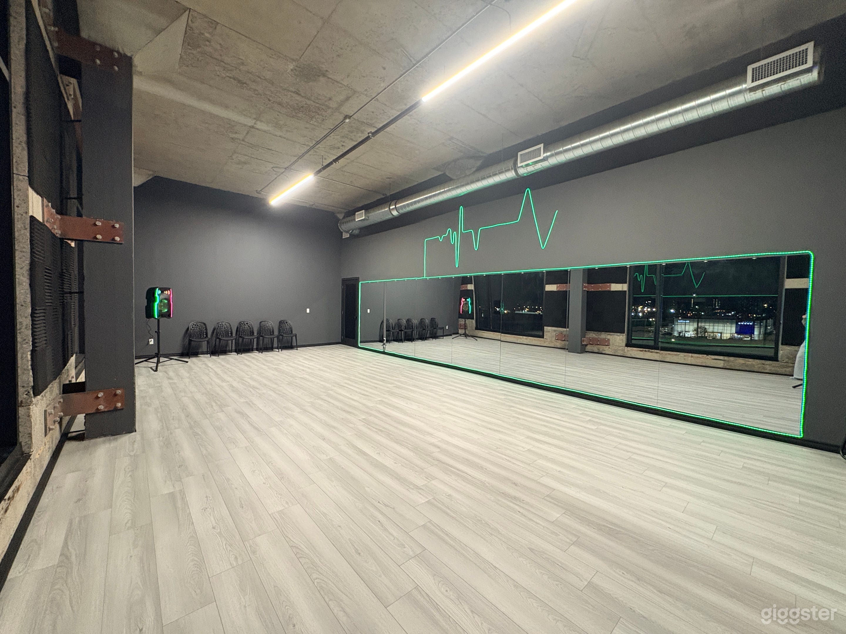 Modern • Industrial Style Studio Space Photo 4