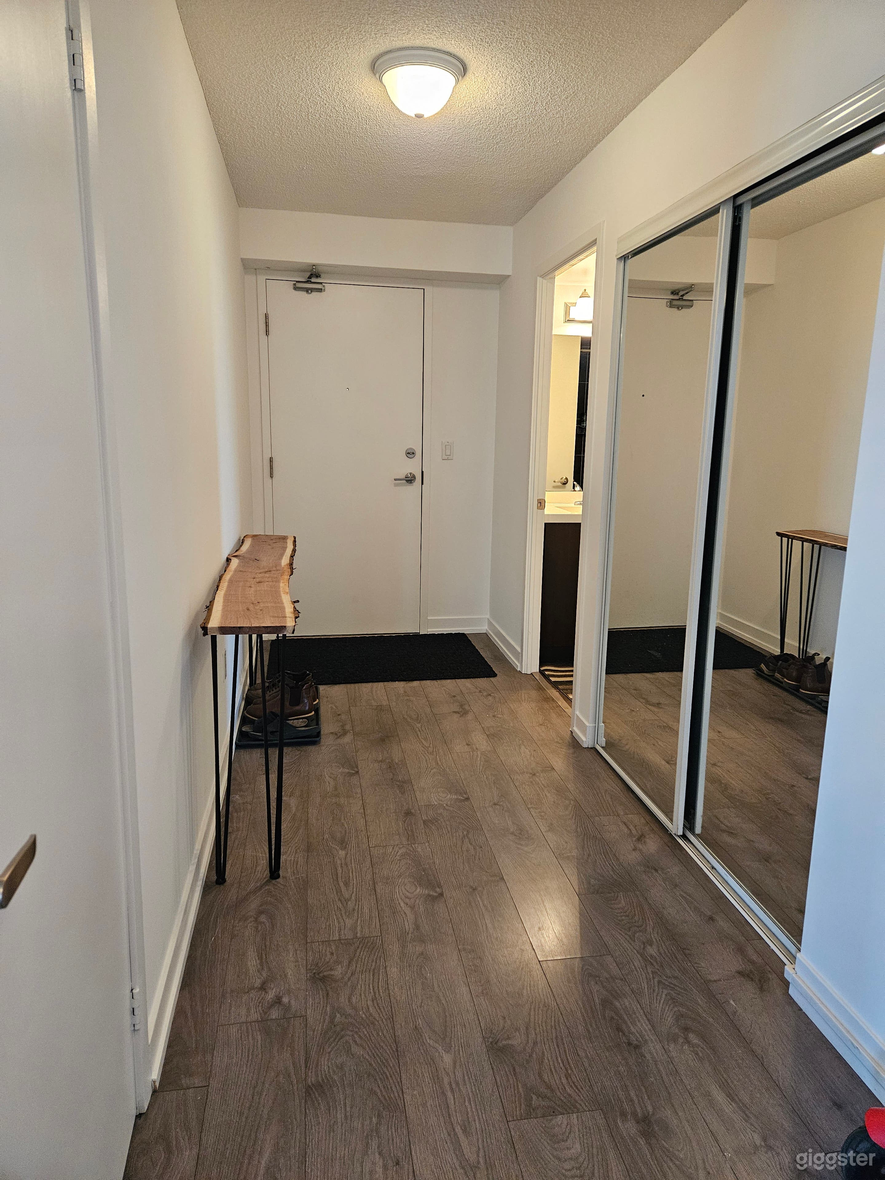 Bright College-Feel Condo With Balcony Photo 3