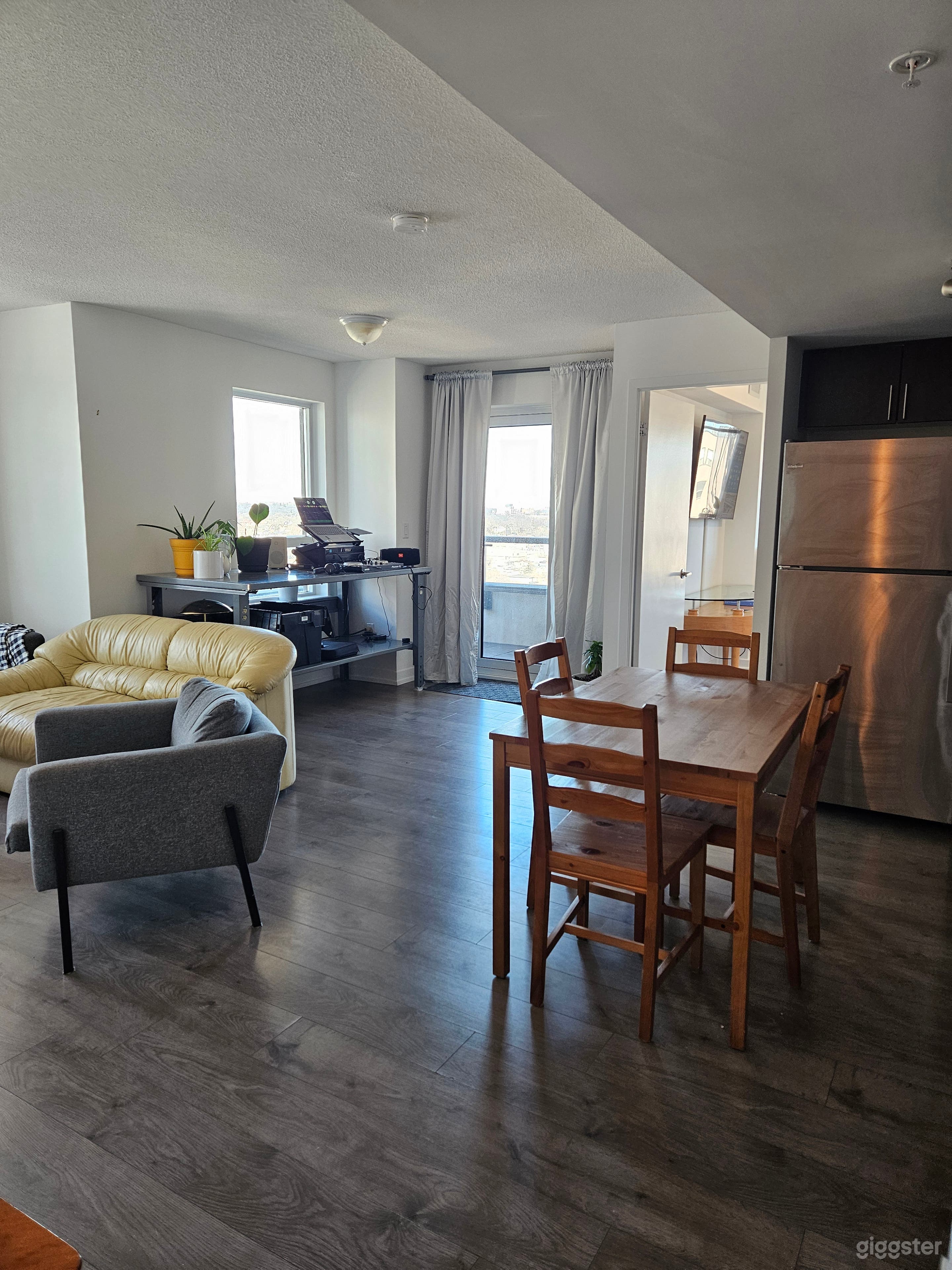 Bright College-Feel Condo With Balcony Photo 1