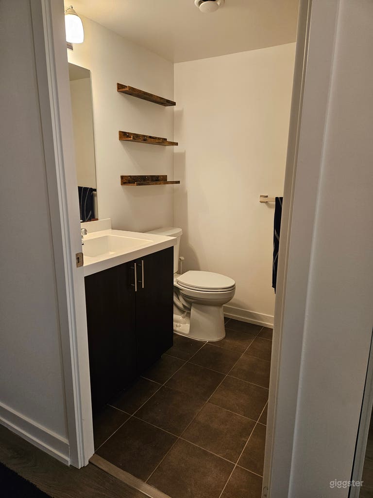  Bright College-Feel Condo With Balcony 