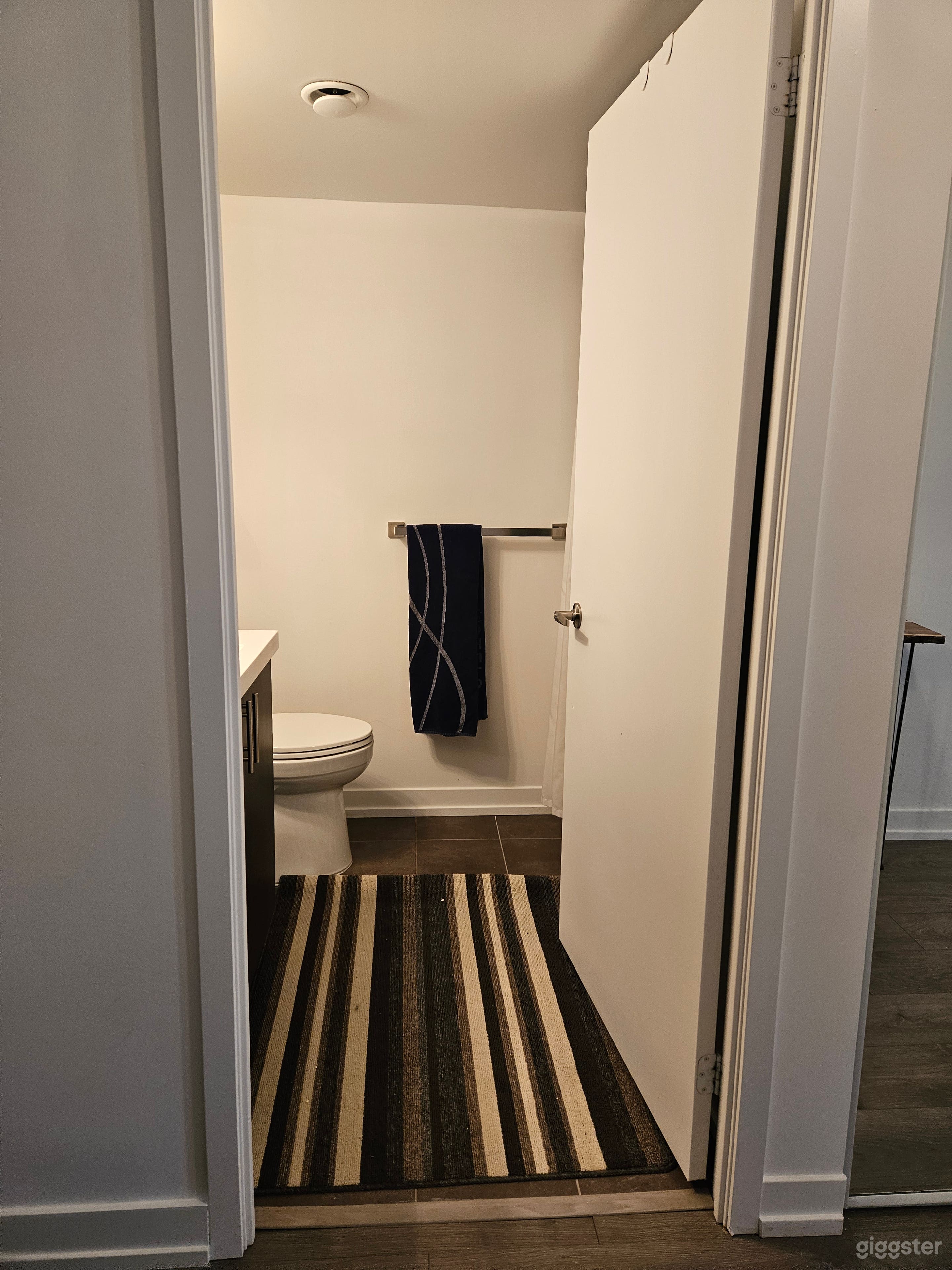 Bright College-Feel Condo With Balcony Photo 4