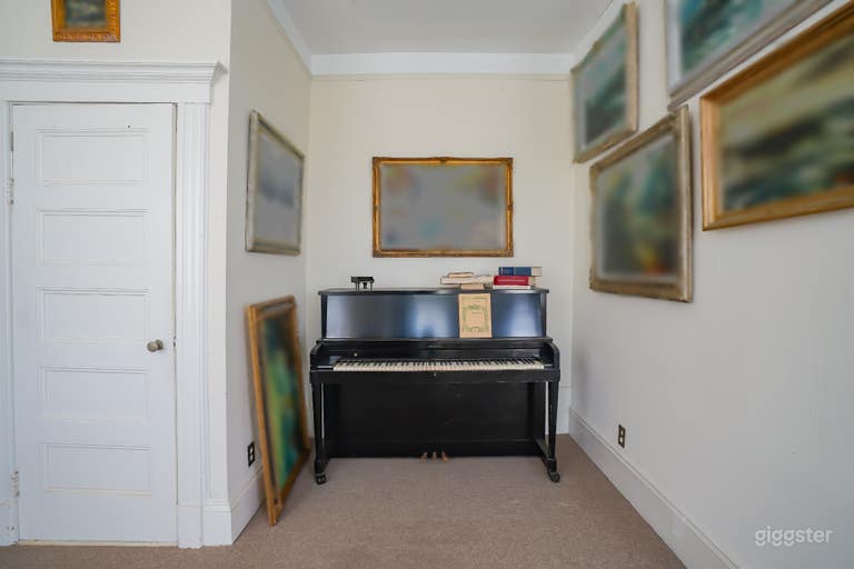  Vintage Wallpaper House w/ Natural Light, Antique  