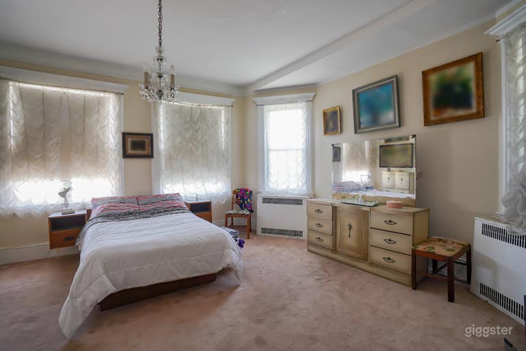  Vintage Wallpaper House w/ Natural Light, Antique  