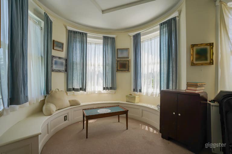  Vintage Wallpaper House w/ Natural Light, Antique  