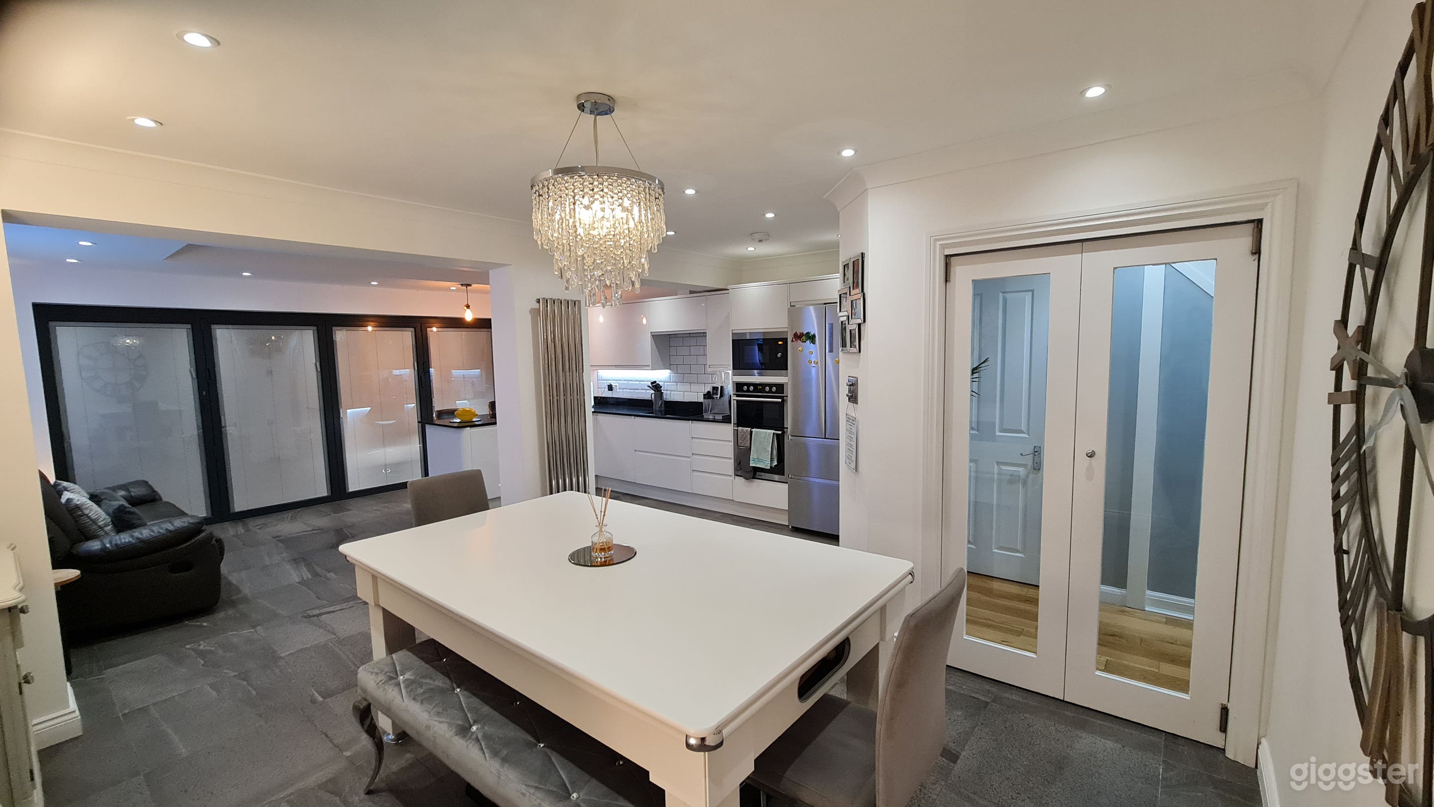 Cool Pool and Hot Tub House London Photo 2