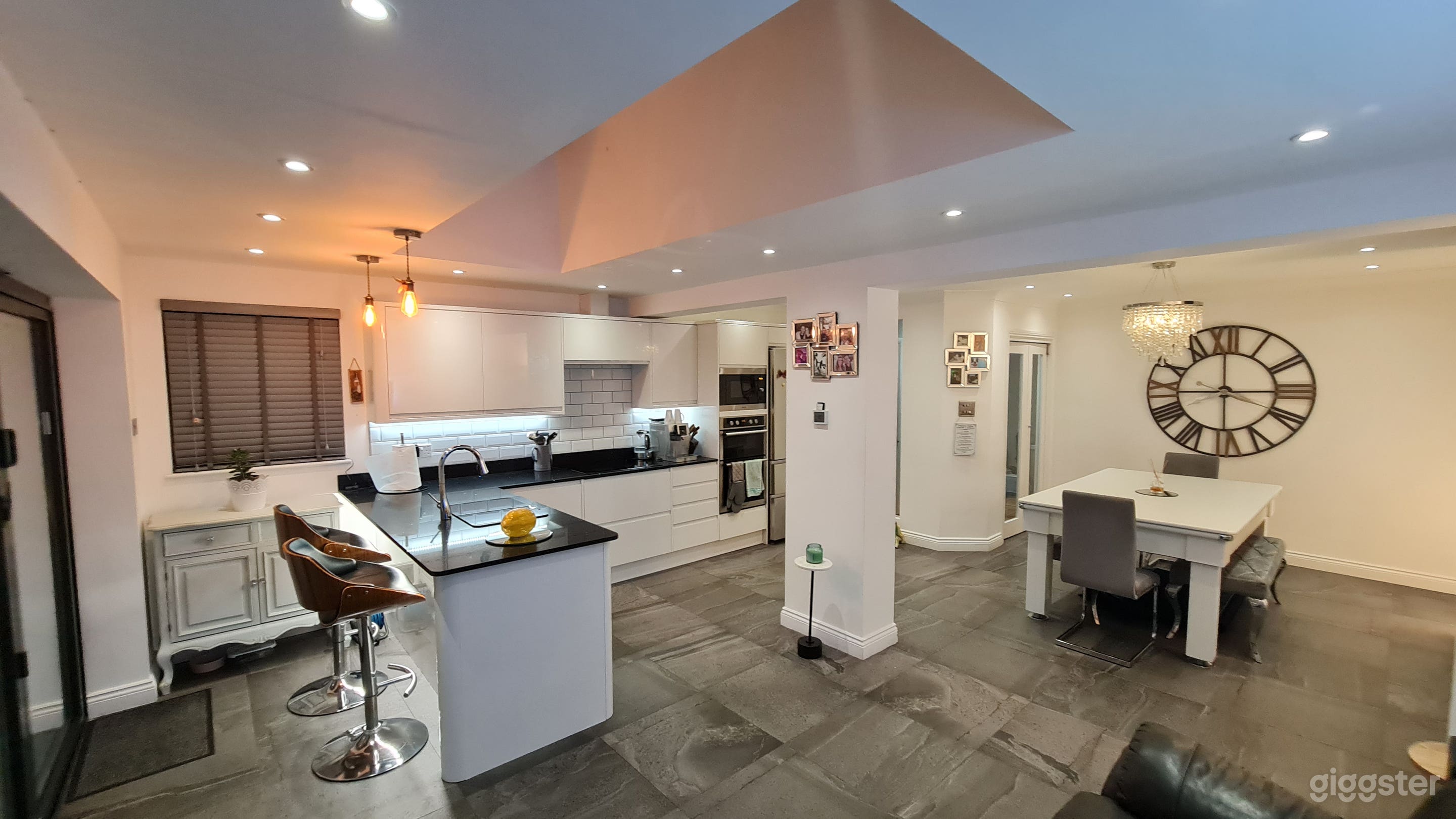 Cool Pool and Hot Tub House London Photo 3