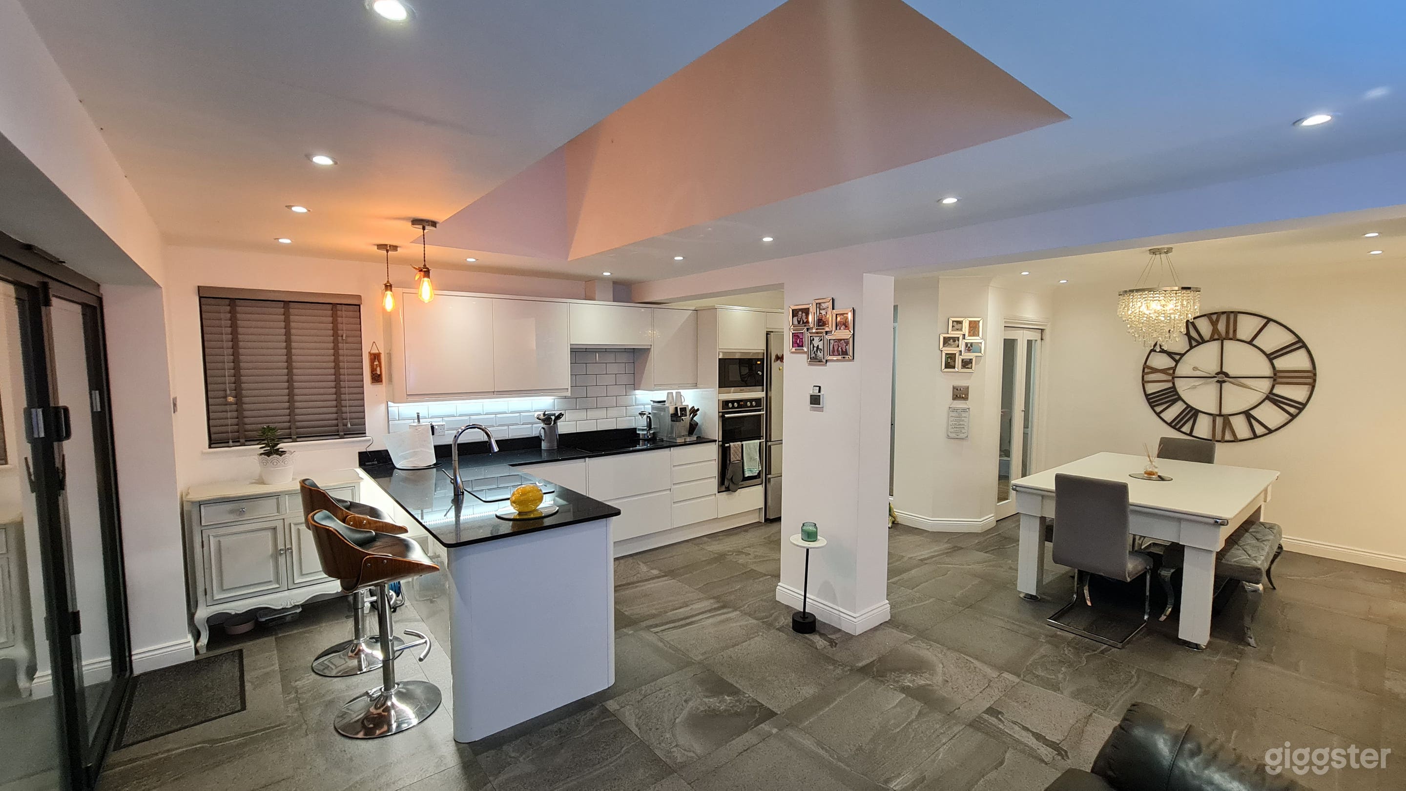 Cool Pool and Hot Tub House London Photo 4