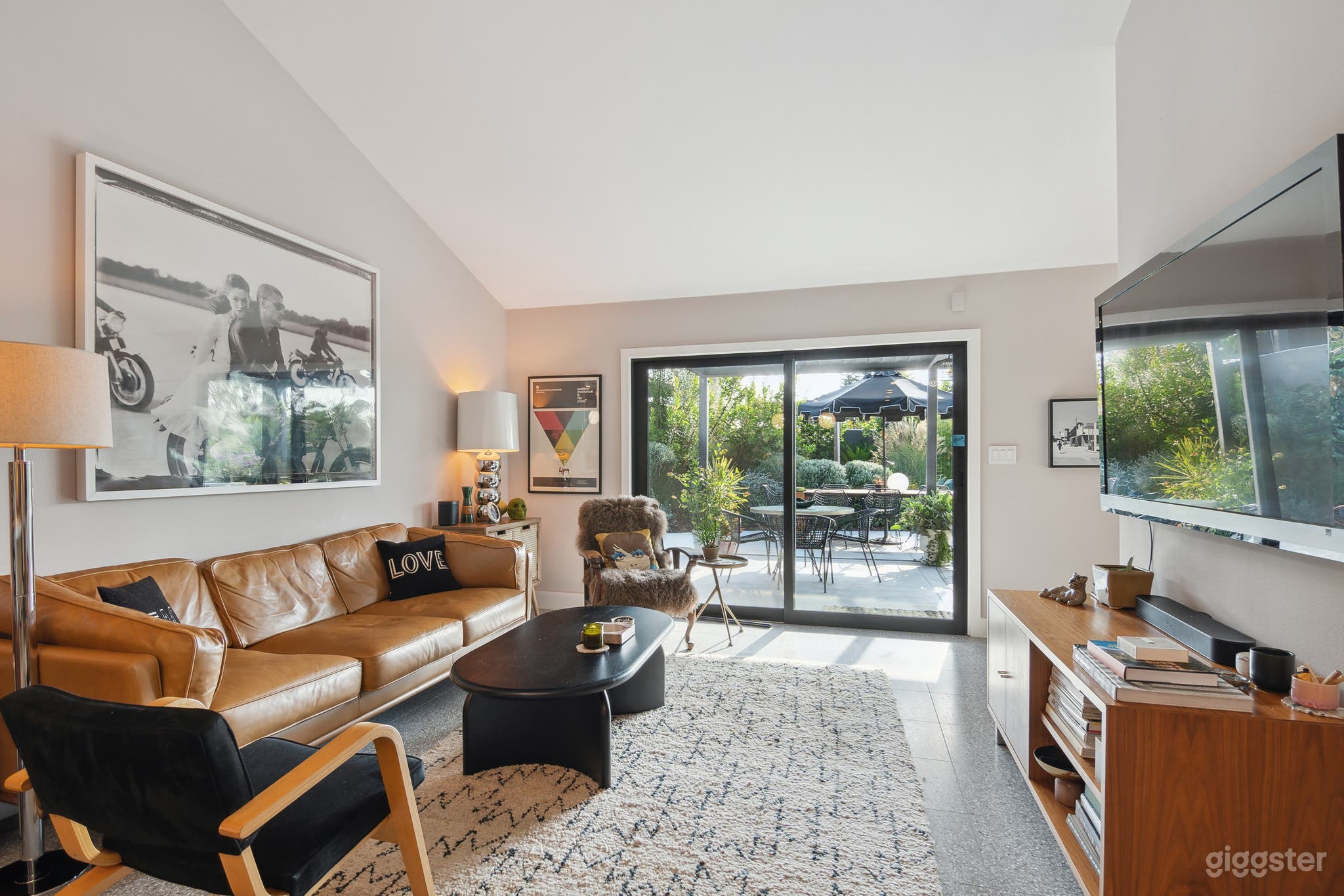 Mid Century Modern with Stunning Garden Photo 2