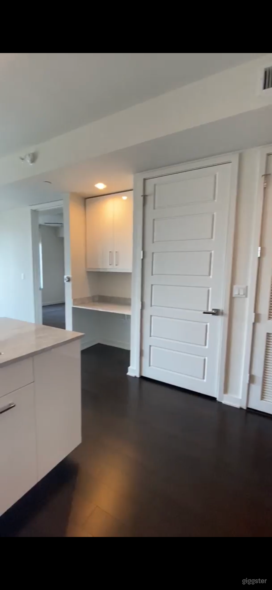Crisp and modern luxury condo in Downtown Austin Photo 1