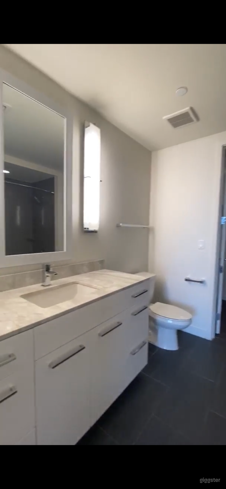  Crisp and modern luxury condo in Downtown Austin 