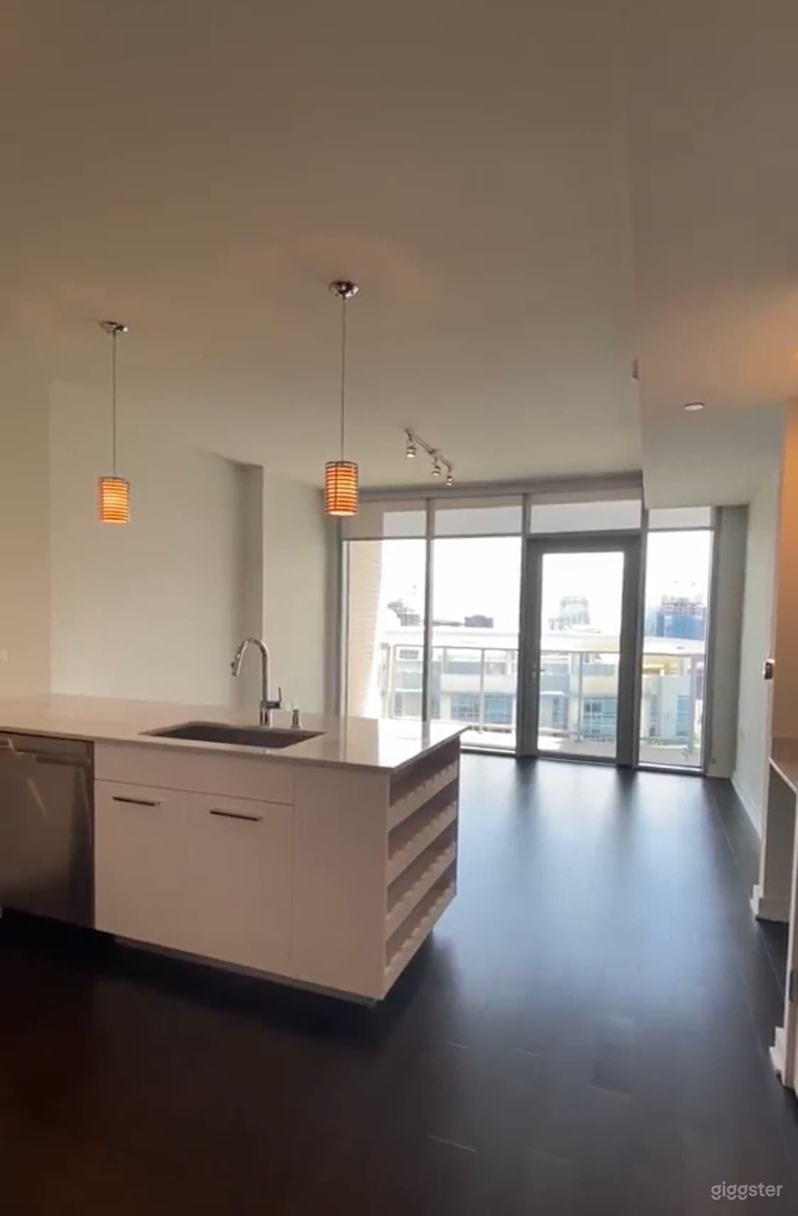 Crisp and modern luxury condo in Downtown Austin Photo 3