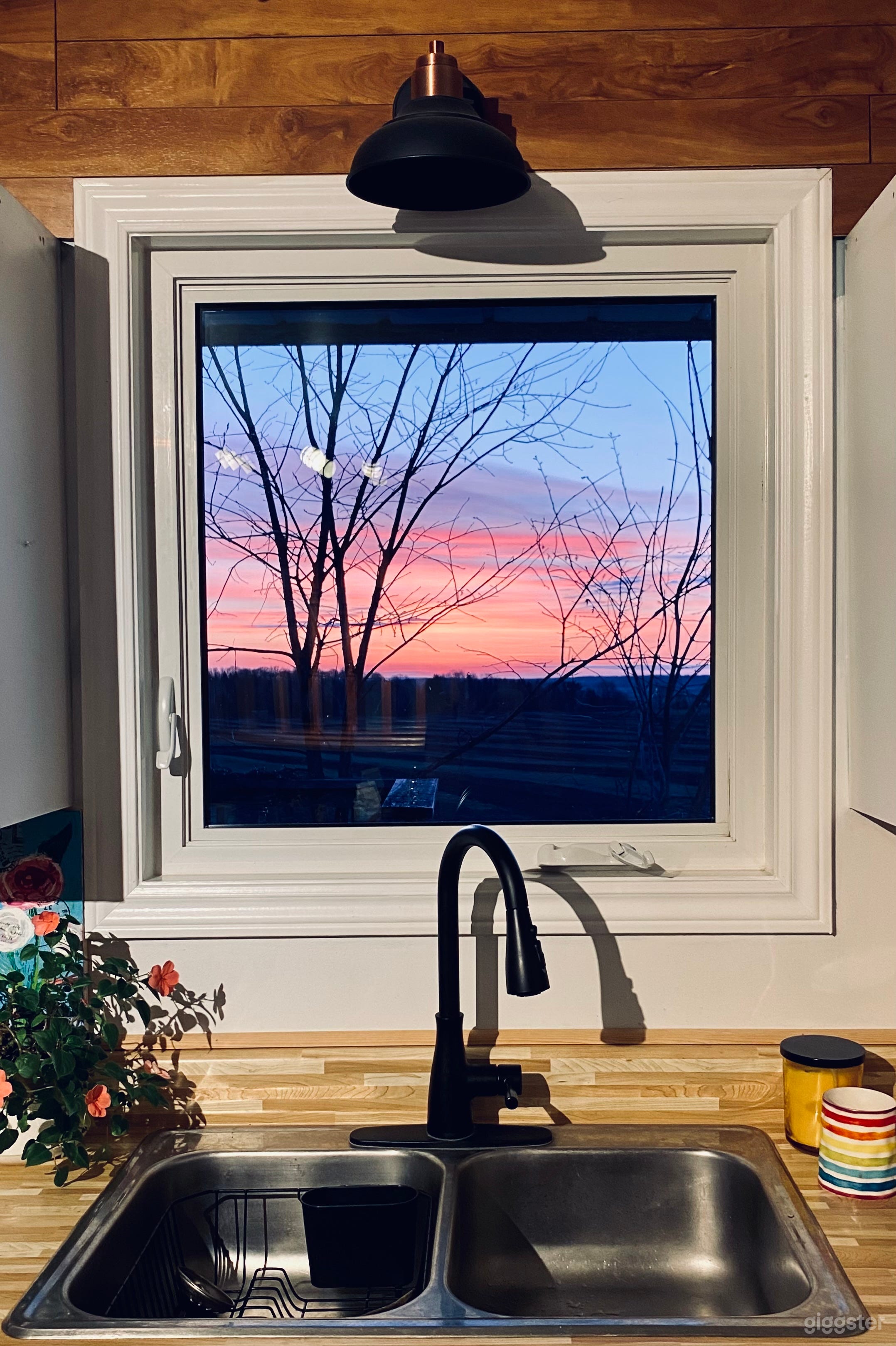 Artist’s Spacious Home Photo 4