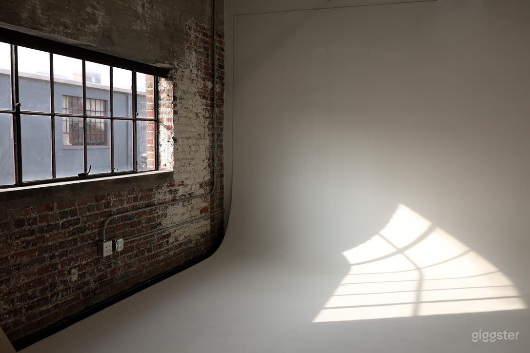 Mid Century Styled East Downtown Studio Photo 4