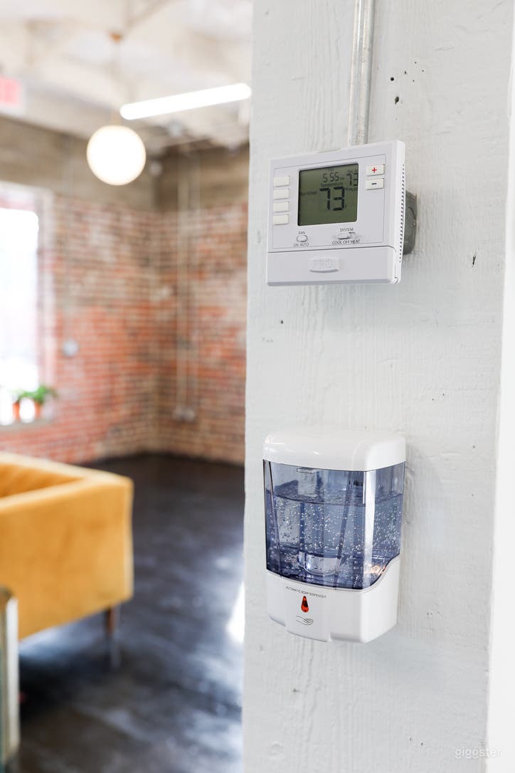 Mid Century Styled East Downtown Studio Photo 2