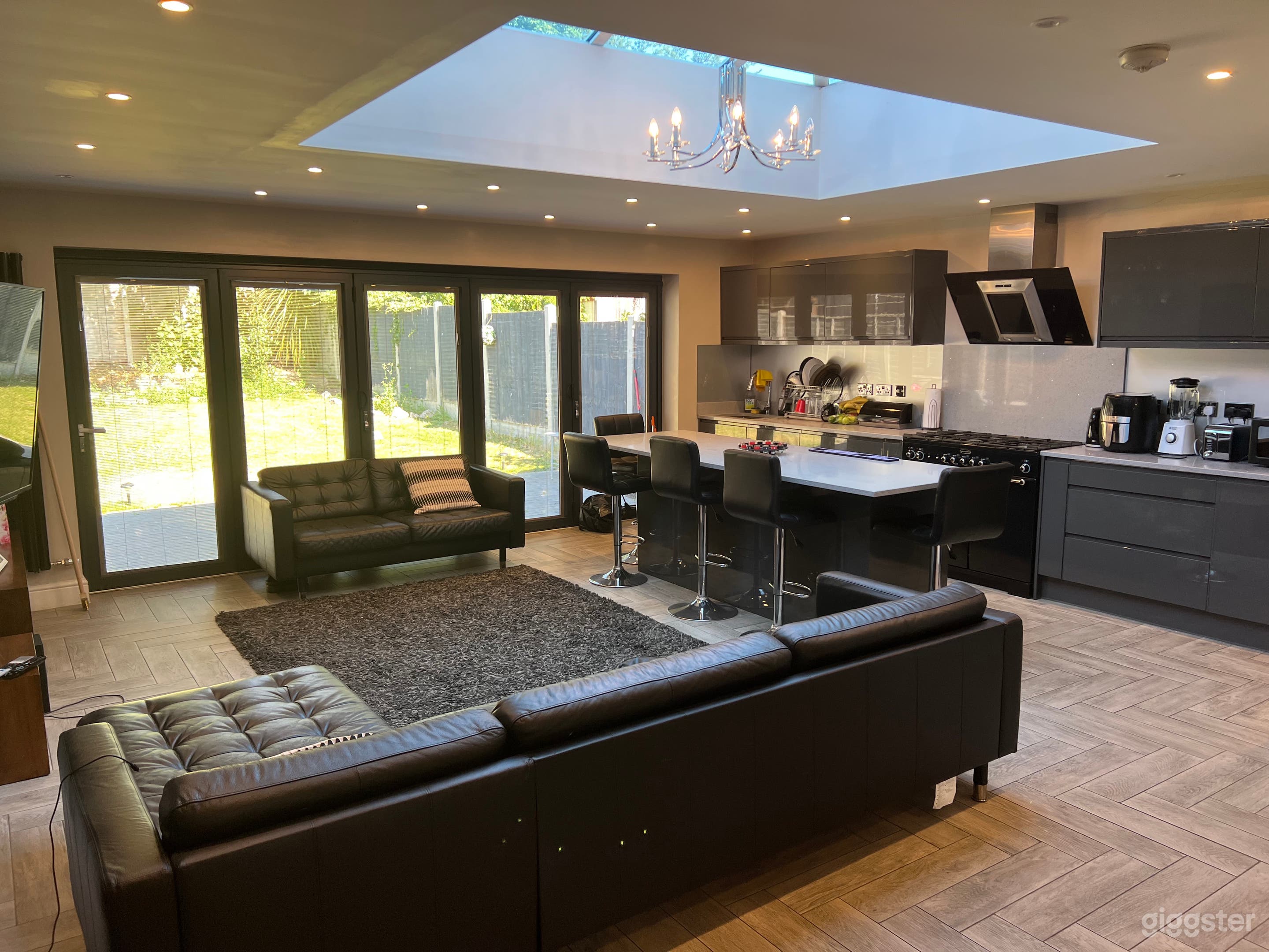 Modern Penthouse / Apartment  Photo 1