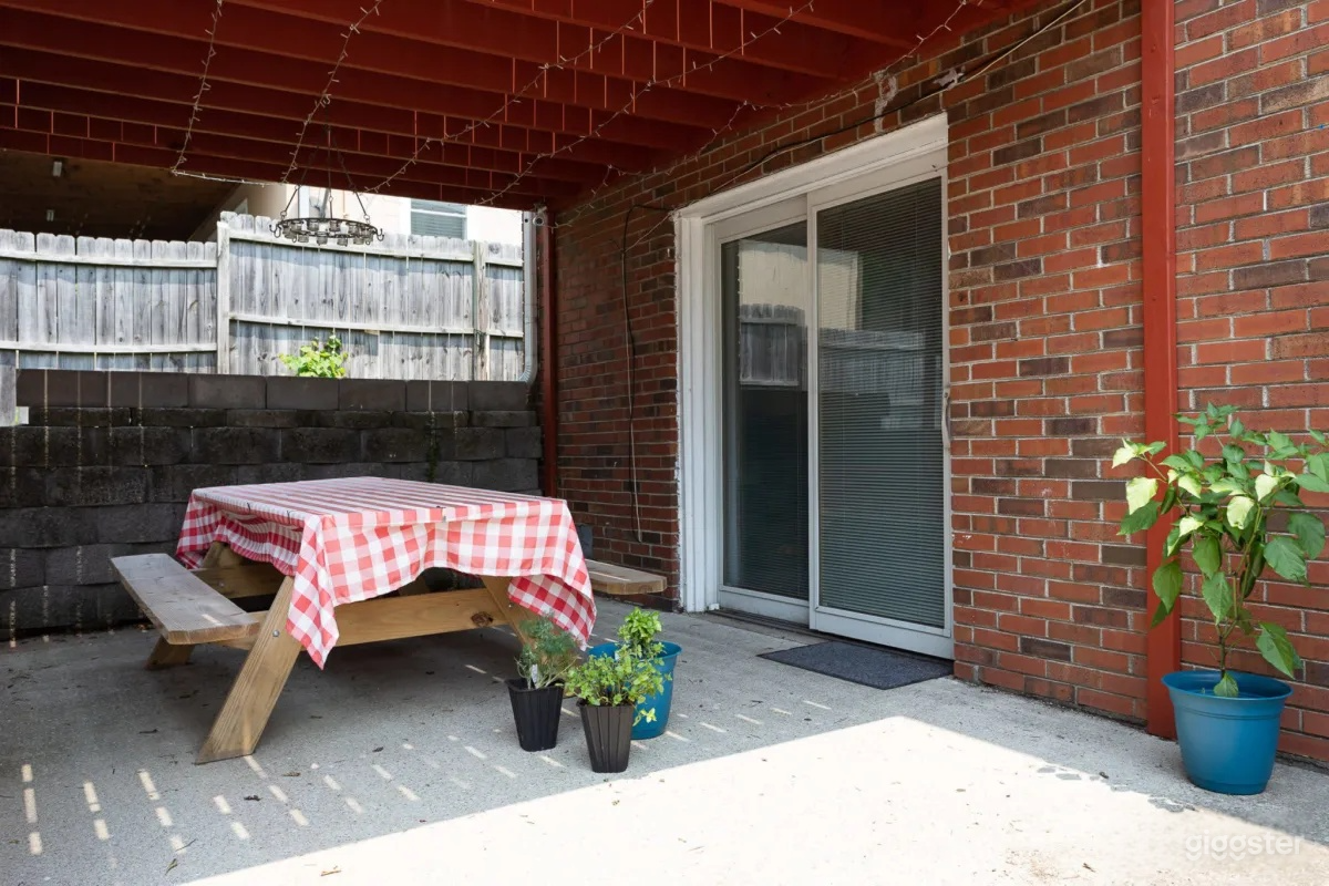 Colorful Post Modern Kitsch Home (w/ Retro Vintage Tiki Bar) Photo 4