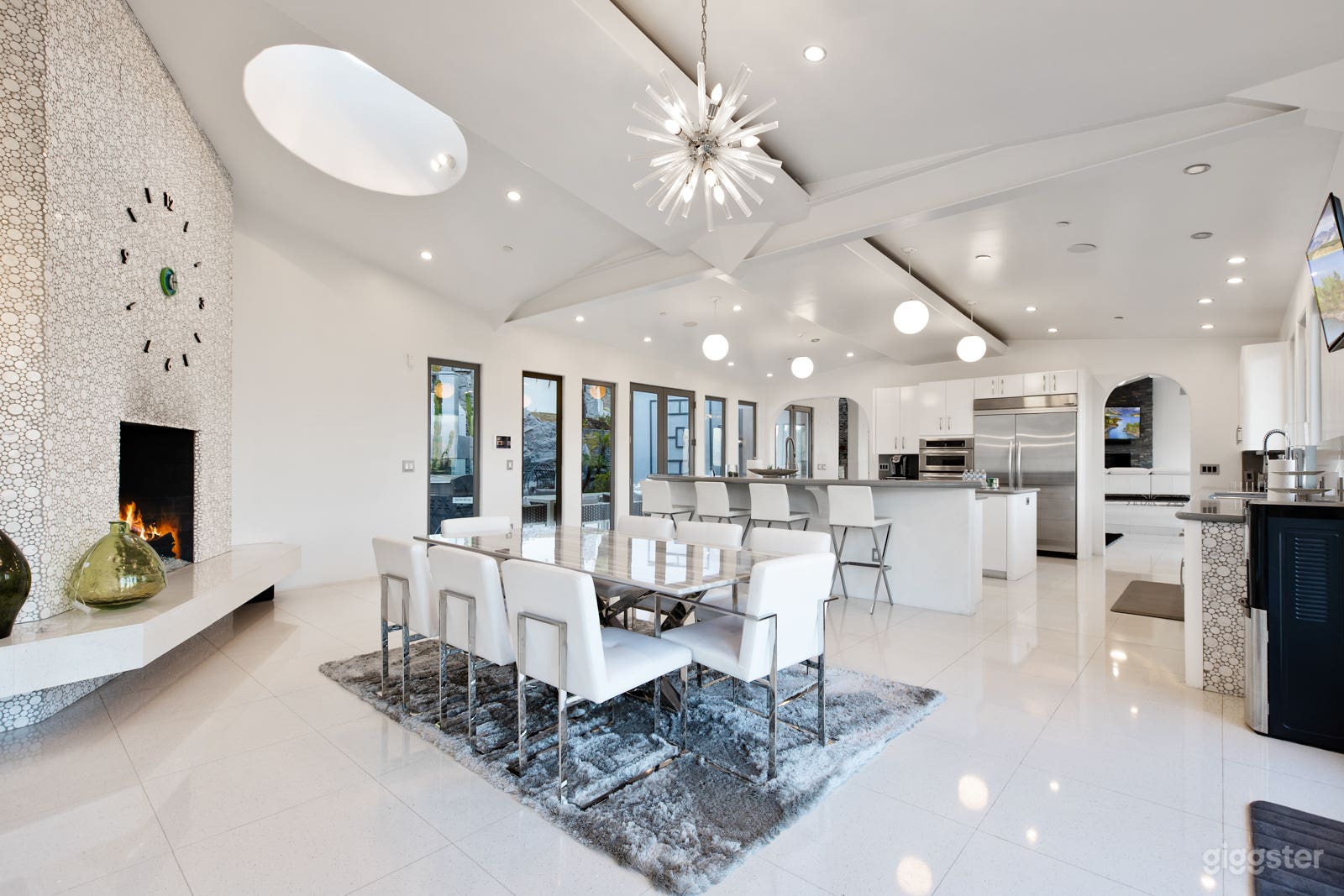 Mega Mansion in Hollywood  Photo 2