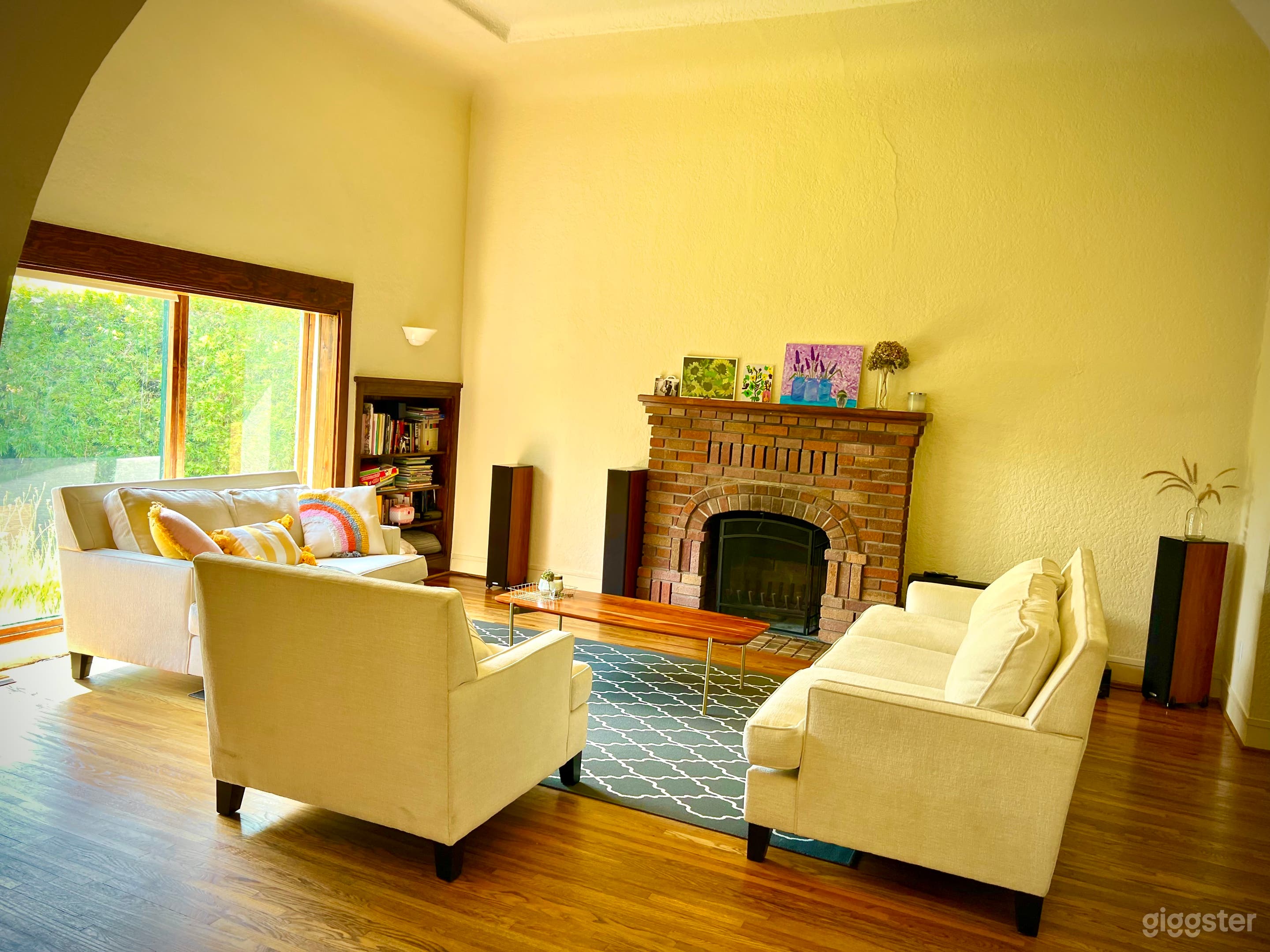 High Ceiling Living Room
Angle06