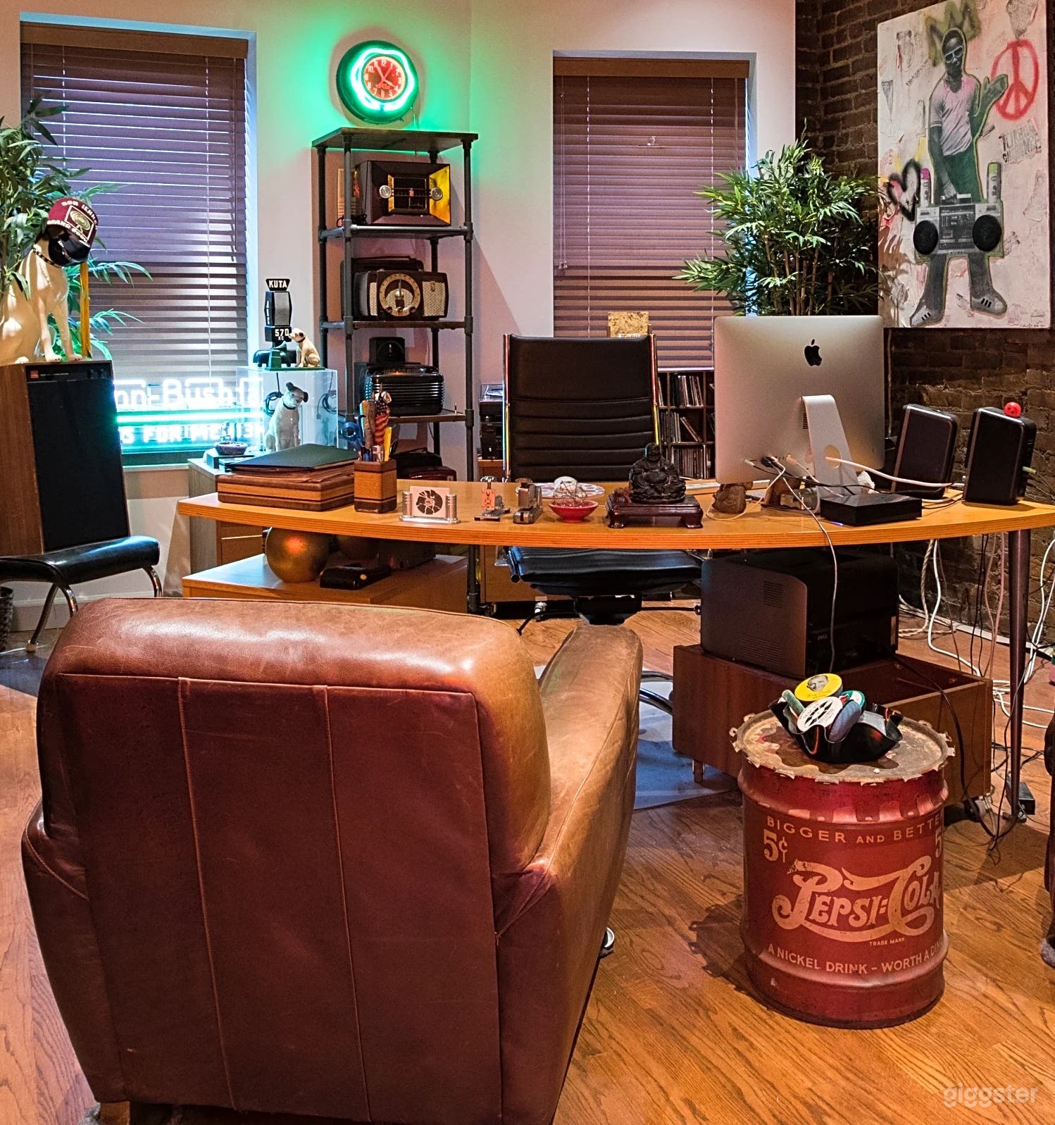 Captivating Office Space Photo 2