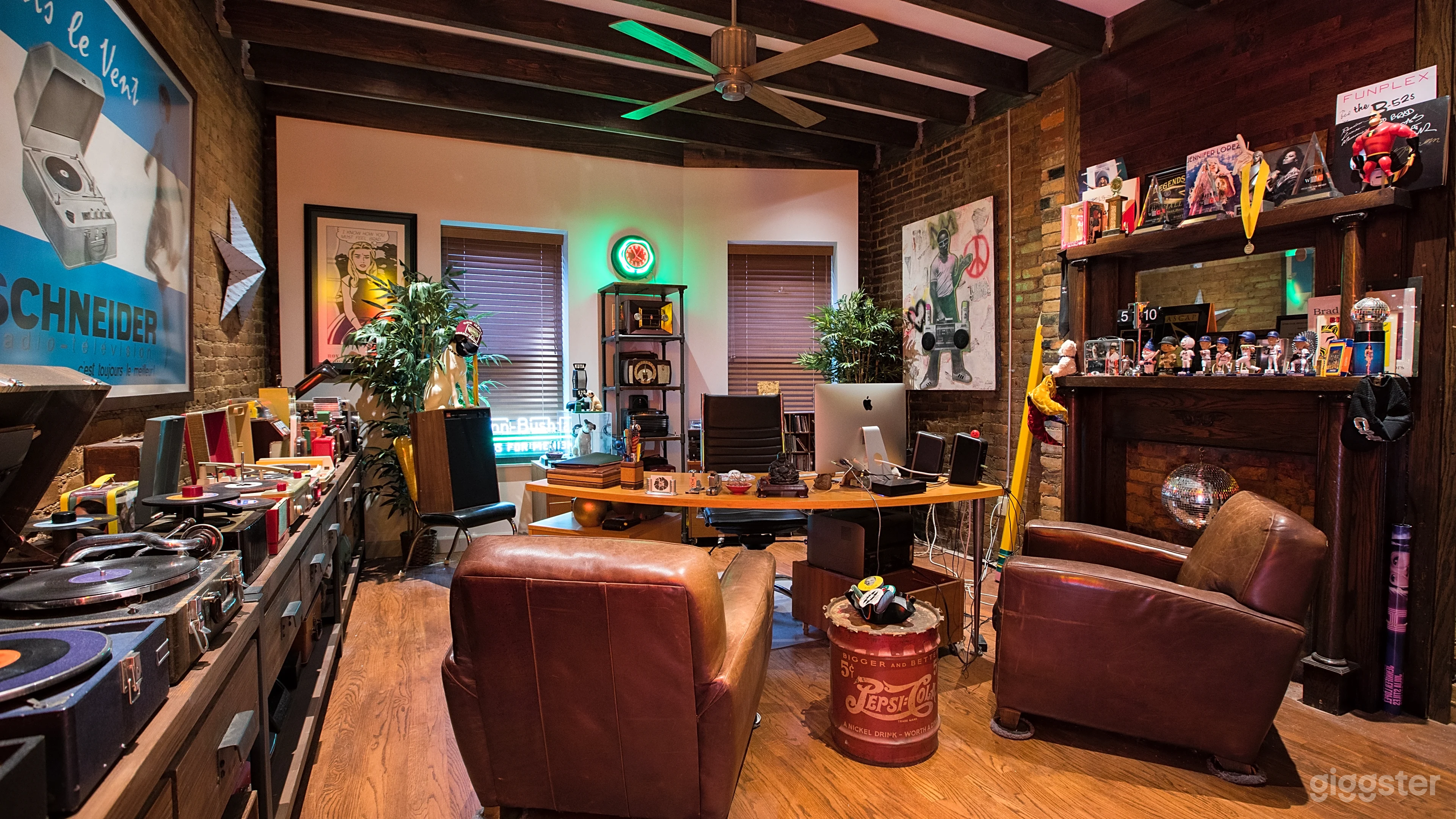 Captivating Office Space Photo 1