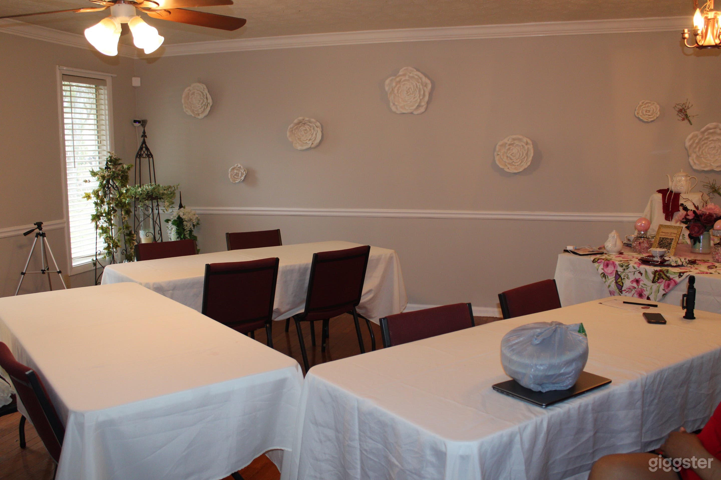 Open Floor plan event area (fits 16ppl) 