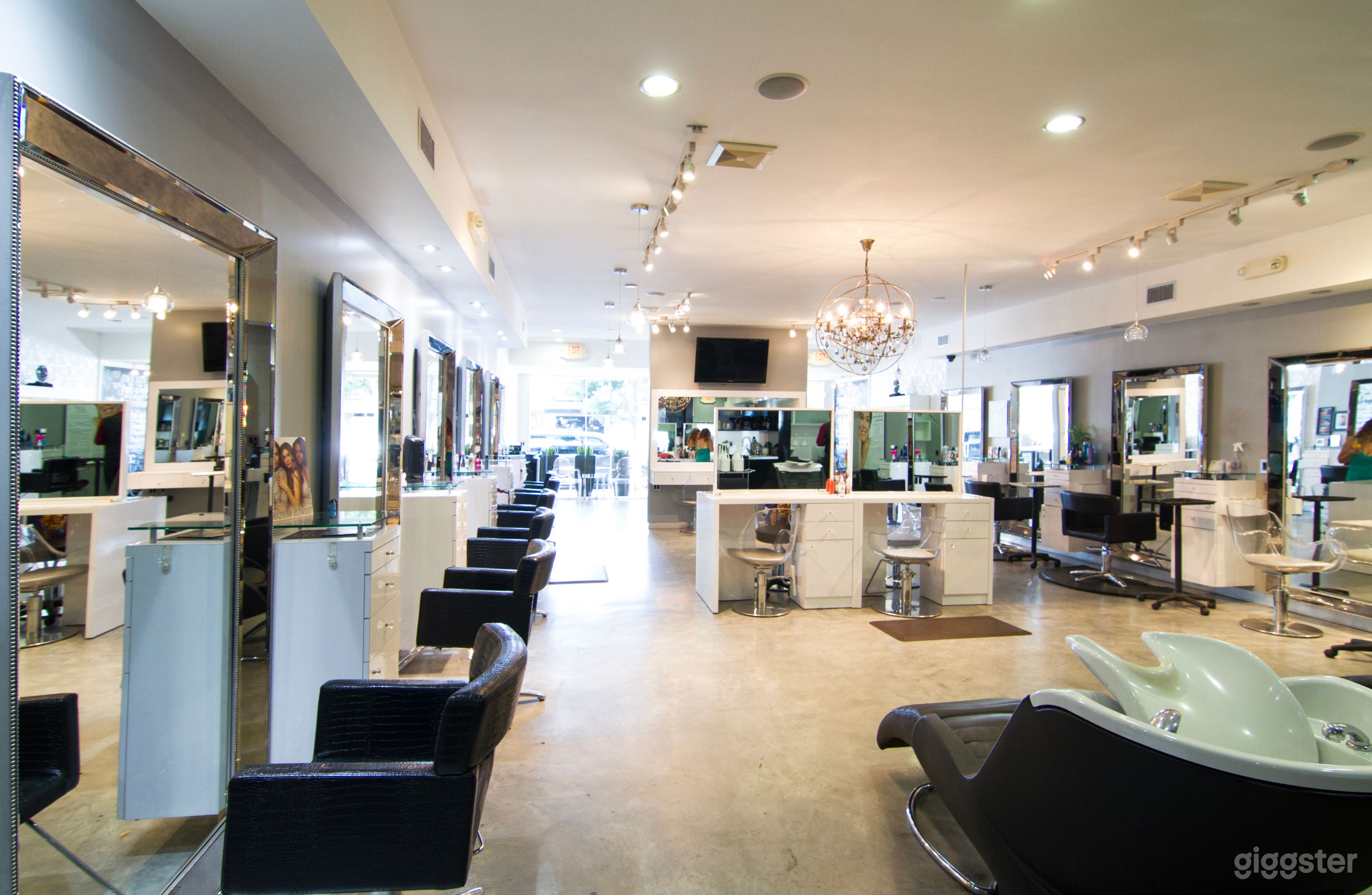 Posh Salon in Burbank Photo 1